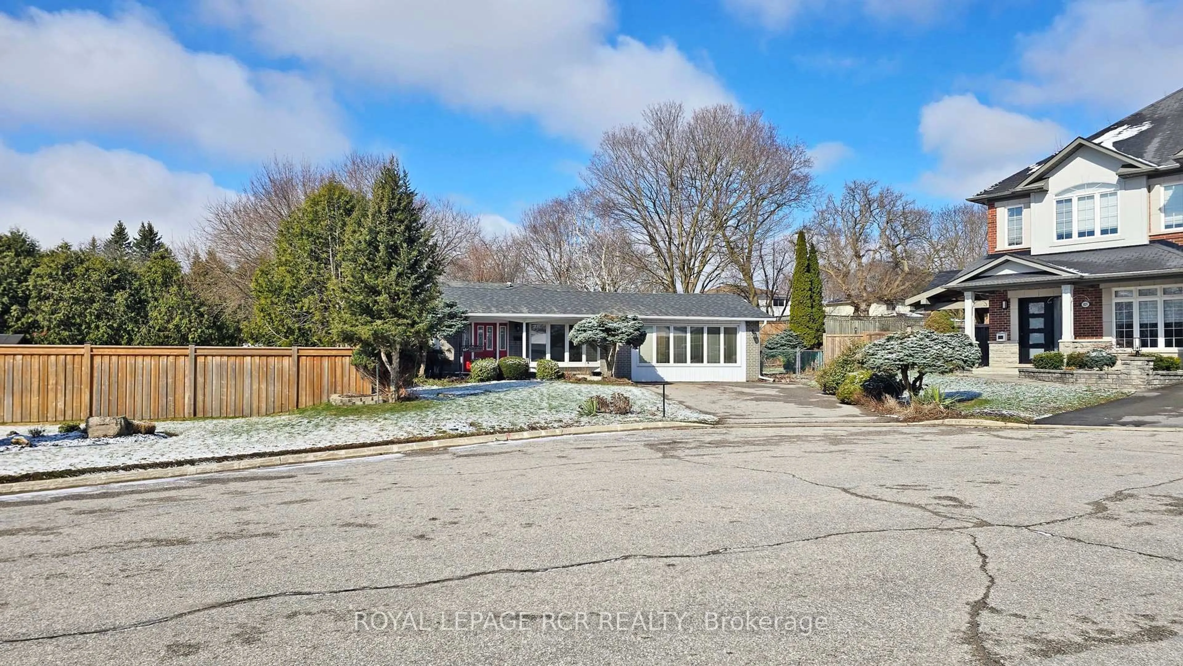 A pic from outside/outdoor area/front of a property/back of a property/a pic from drone, street for 827 Legge Crt, Newmarket Ontario L3Y 3J1