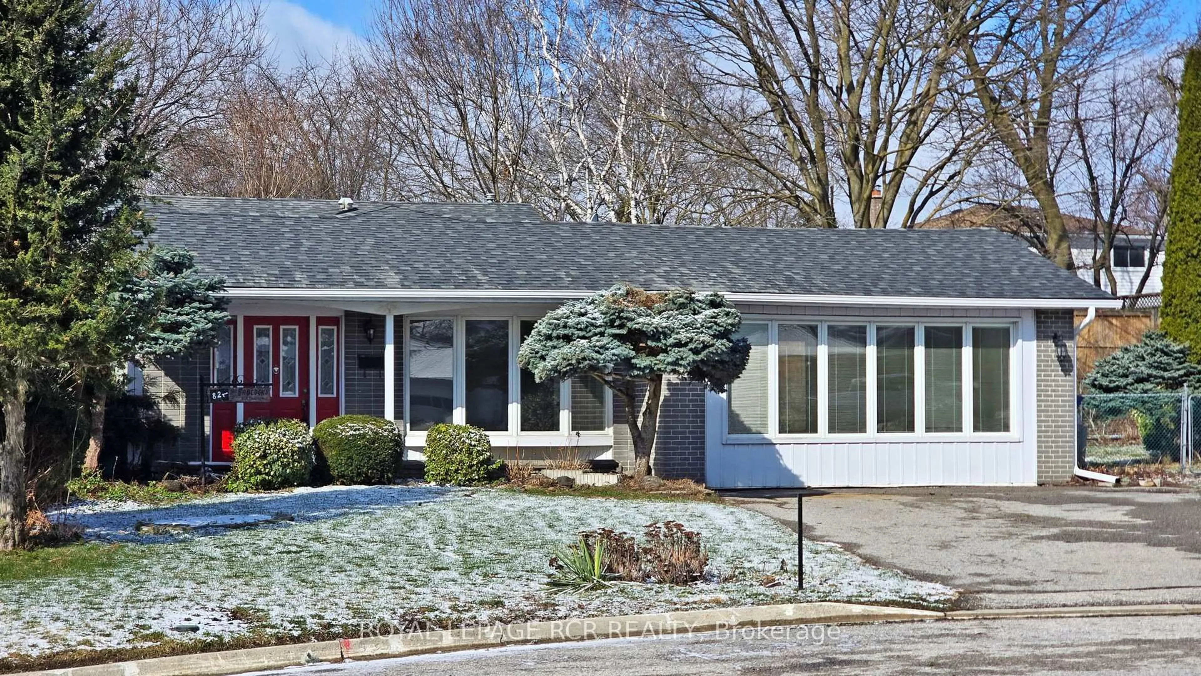 Home with vinyl exterior material, street for 827 Legge Crt, Newmarket Ontario L3Y 3J1