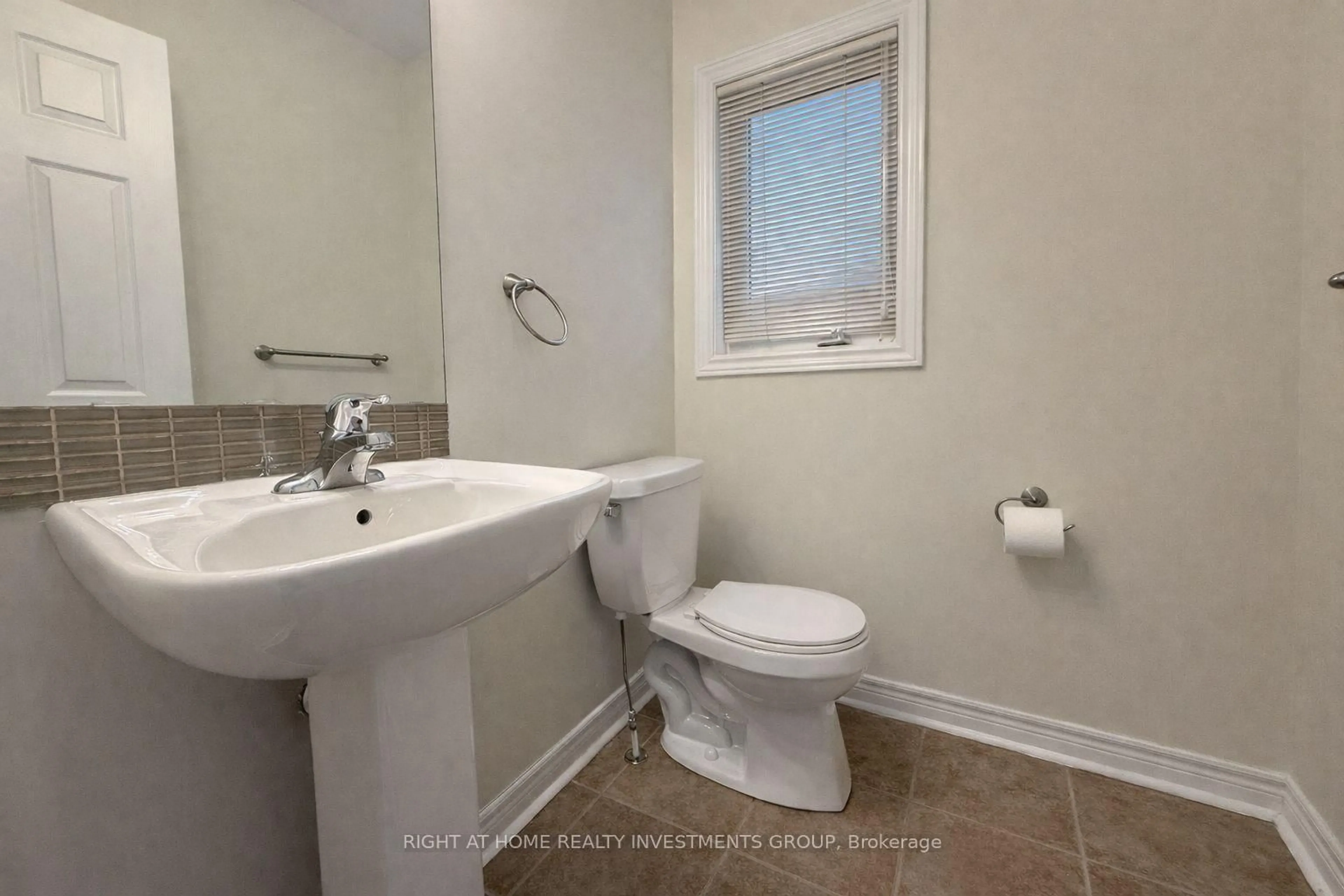 Standard bathroom, ceramic/tile floor for 3 Herefordshire Cres, East Gwillimbury Ontario L9N 0B7