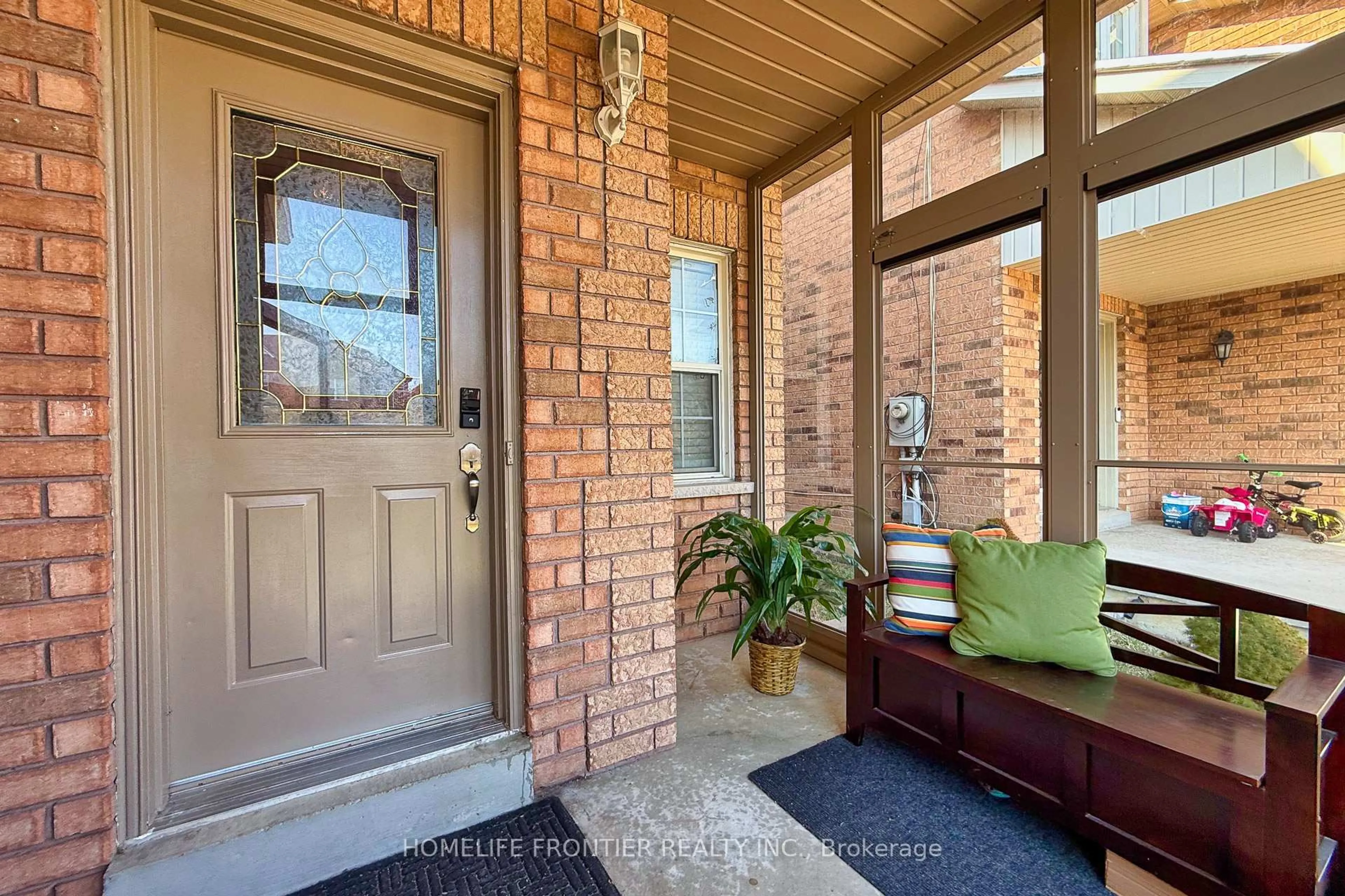 Indoor entryway for 102 Antique Dr, Richmond Hill Ontario L4E 4G3