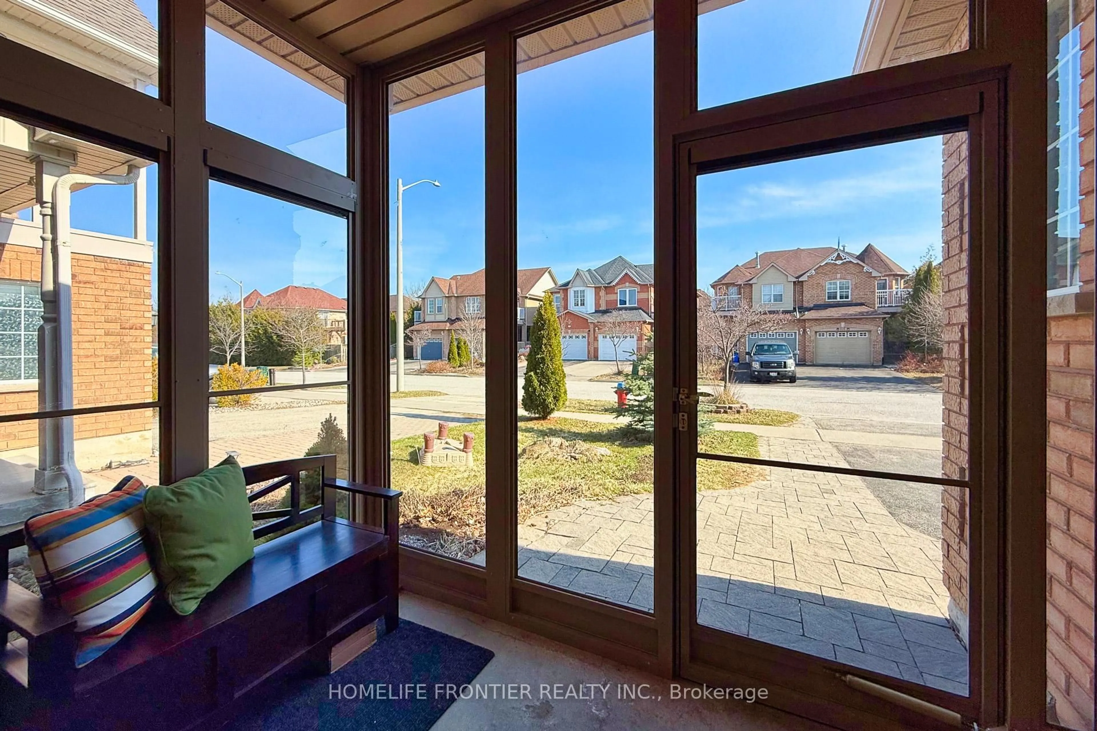 Indoor entryway for 102 Antique Dr, Richmond Hill Ontario L4E 4G3