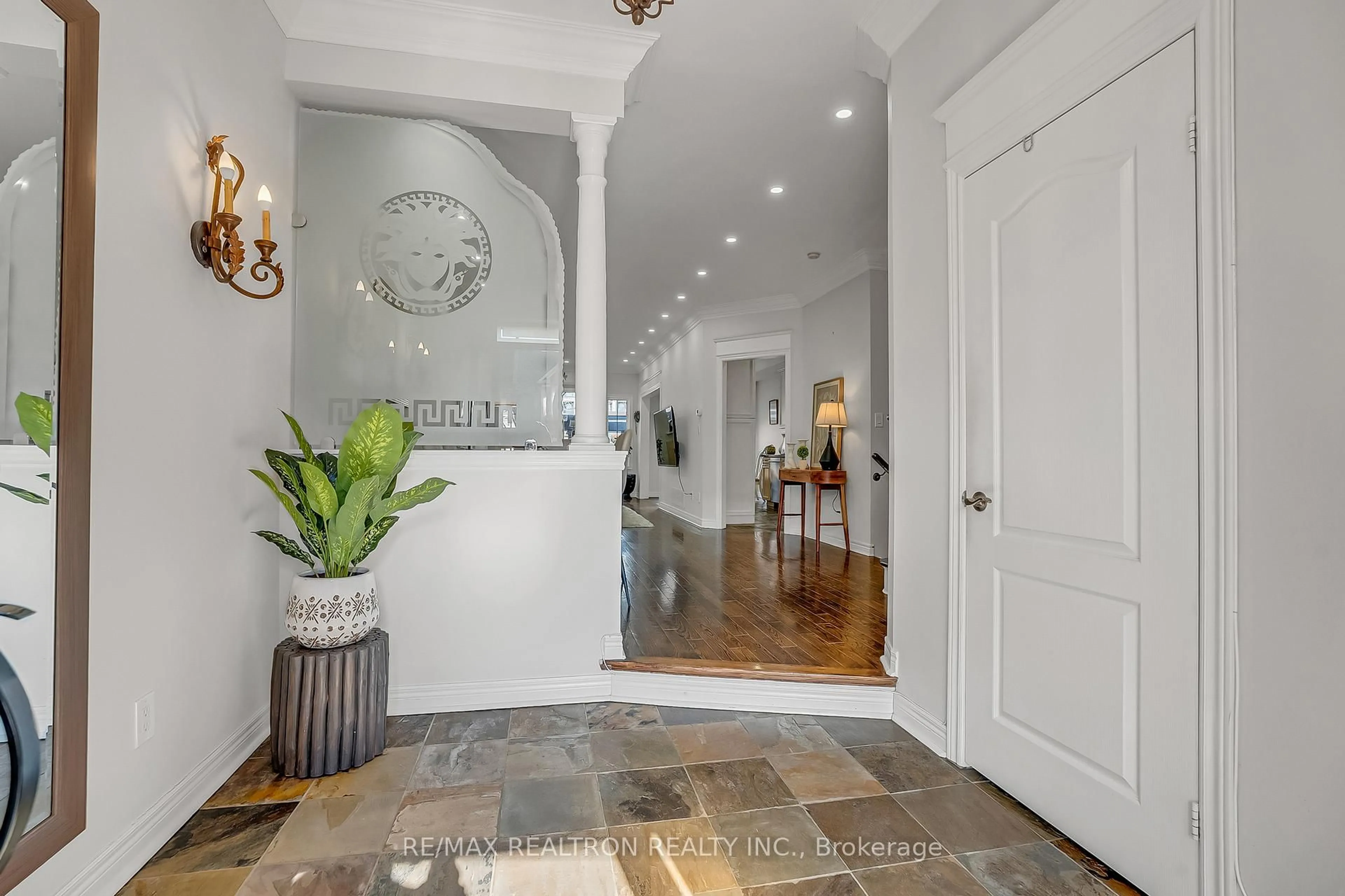 Indoor entryway for 25 Kingsbridge Circ, Vaughan Ontario L4J 8N8