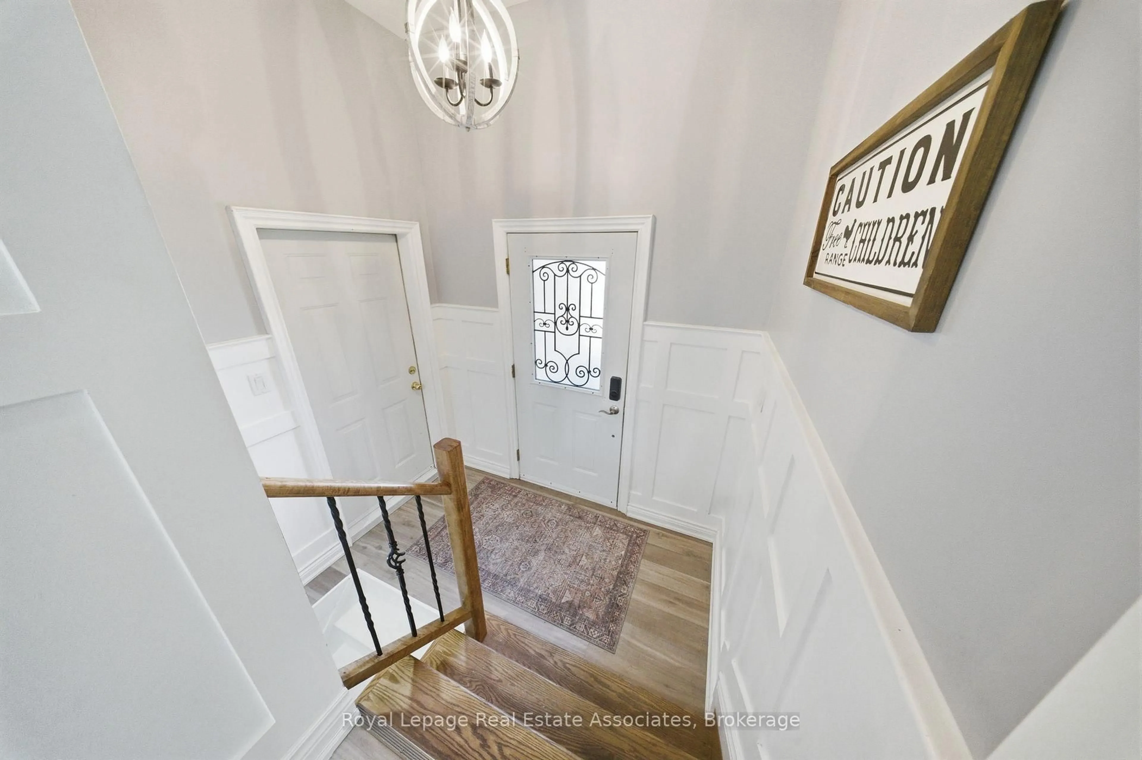 Indoor entryway for 8 Beaverdale Cres, Georgina Ontario L0E 1N0