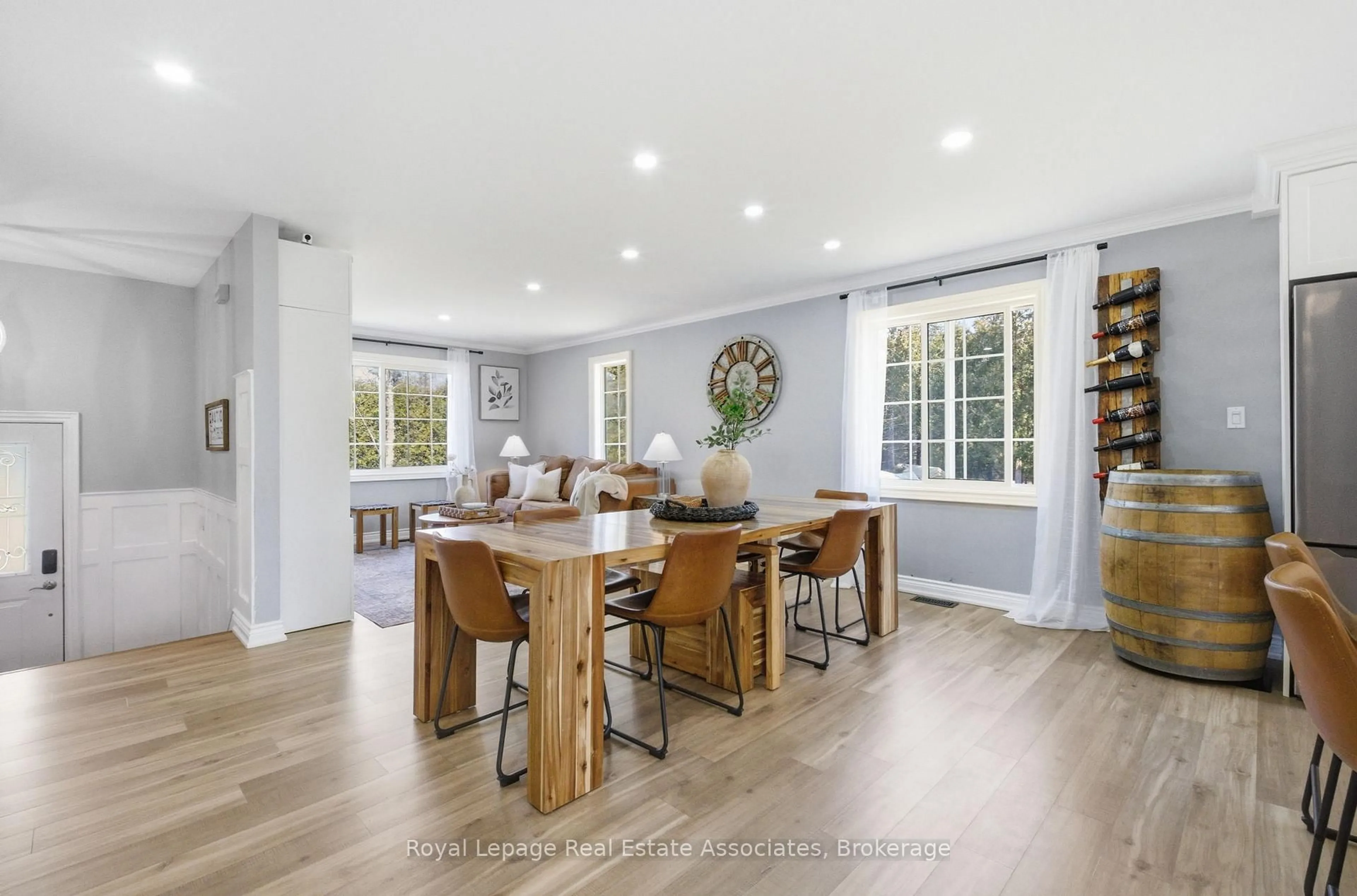 Dining room, wood/laminate floor for 8 Beaverdale Cres, Georgina Ontario L0E 1N0
