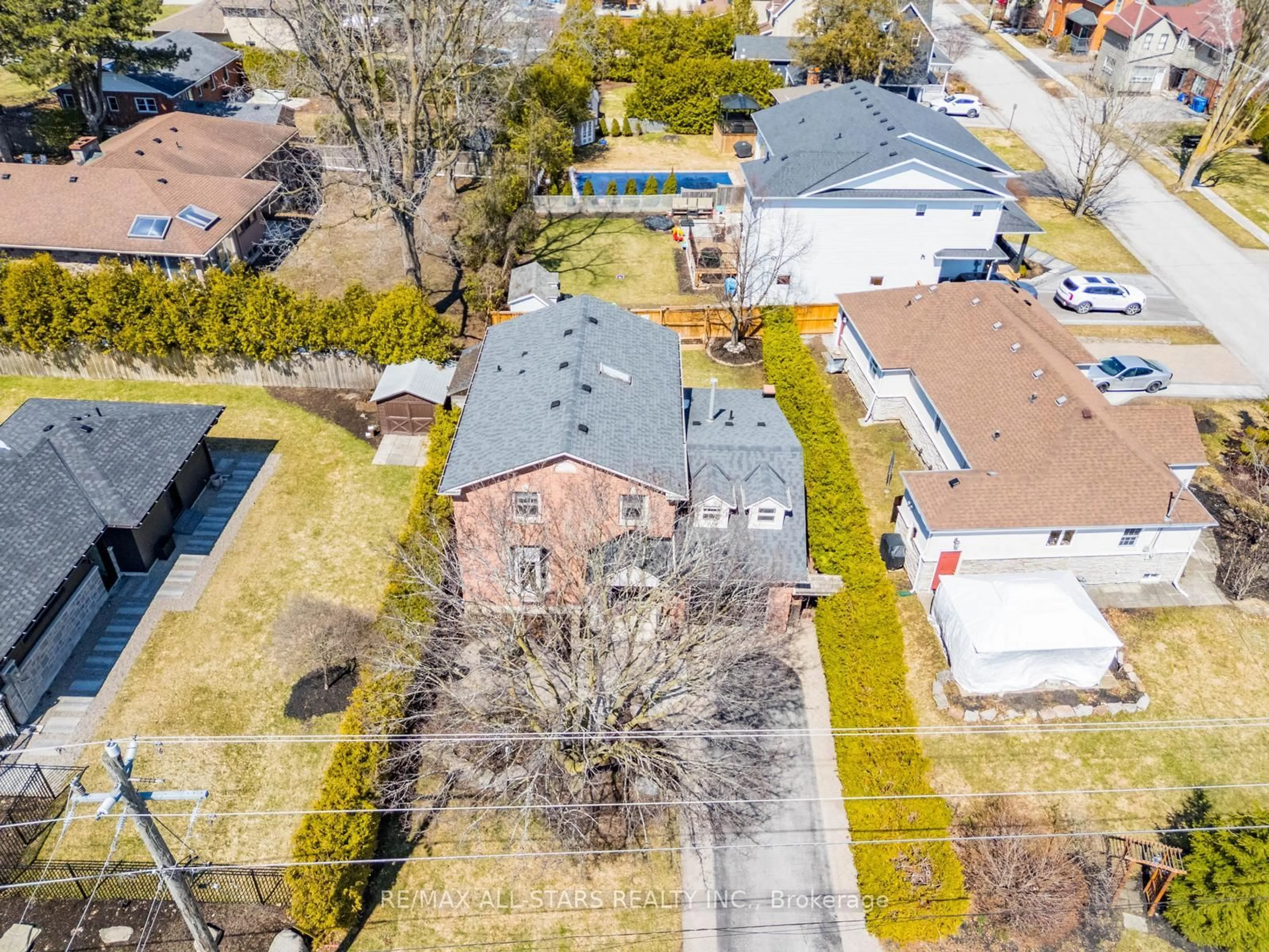 A pic from outside/outdoor area/front of a property/back of a property/a pic from drone, street for 263 Sunset Blvd, Whitchurch-Stouffville Ontario L4A 3R1