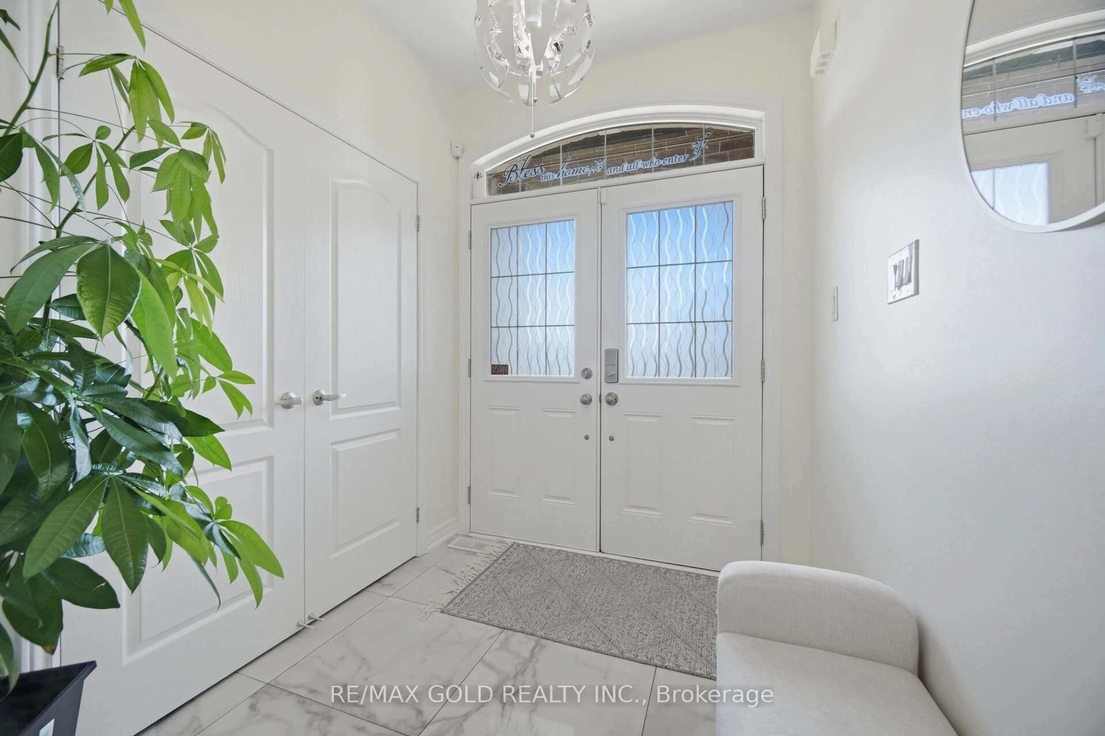 Indoor entryway for 2072 Allison St, Innisfil Ontario L9S 0K7