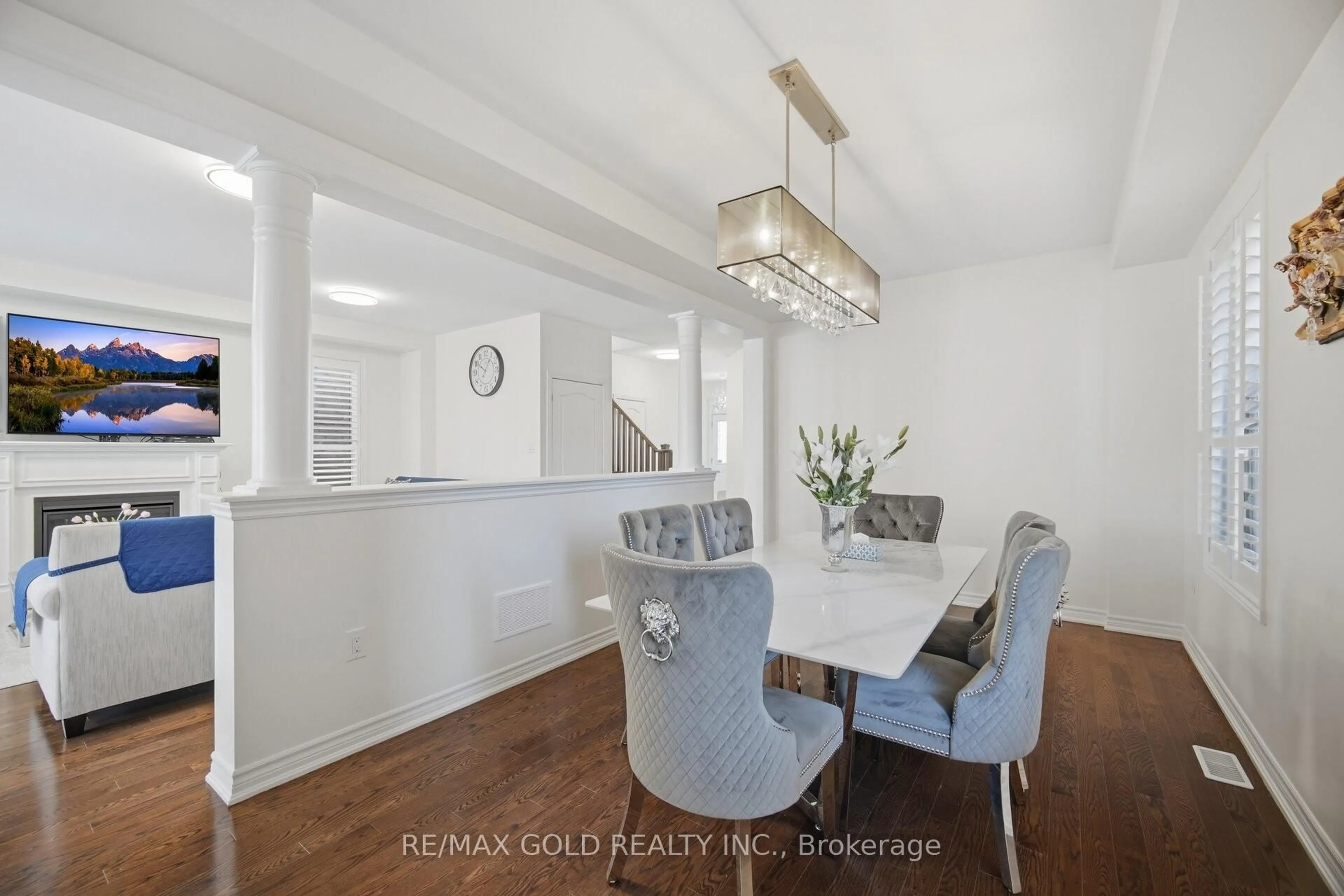 Dining room, wood/laminate floor for 2072 Allison St, Innisfil Ontario L9S 0K7