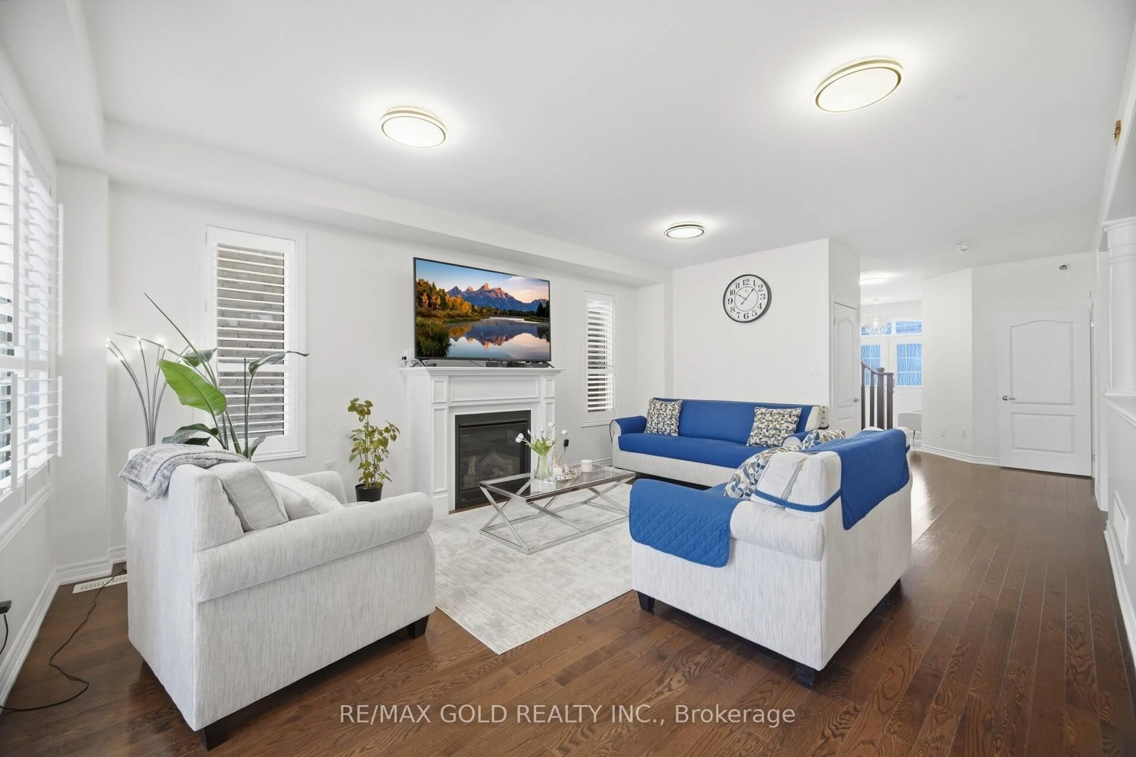 Living room with furniture, unknown for 2072 Allison St, Innisfil Ontario L9S 0K7