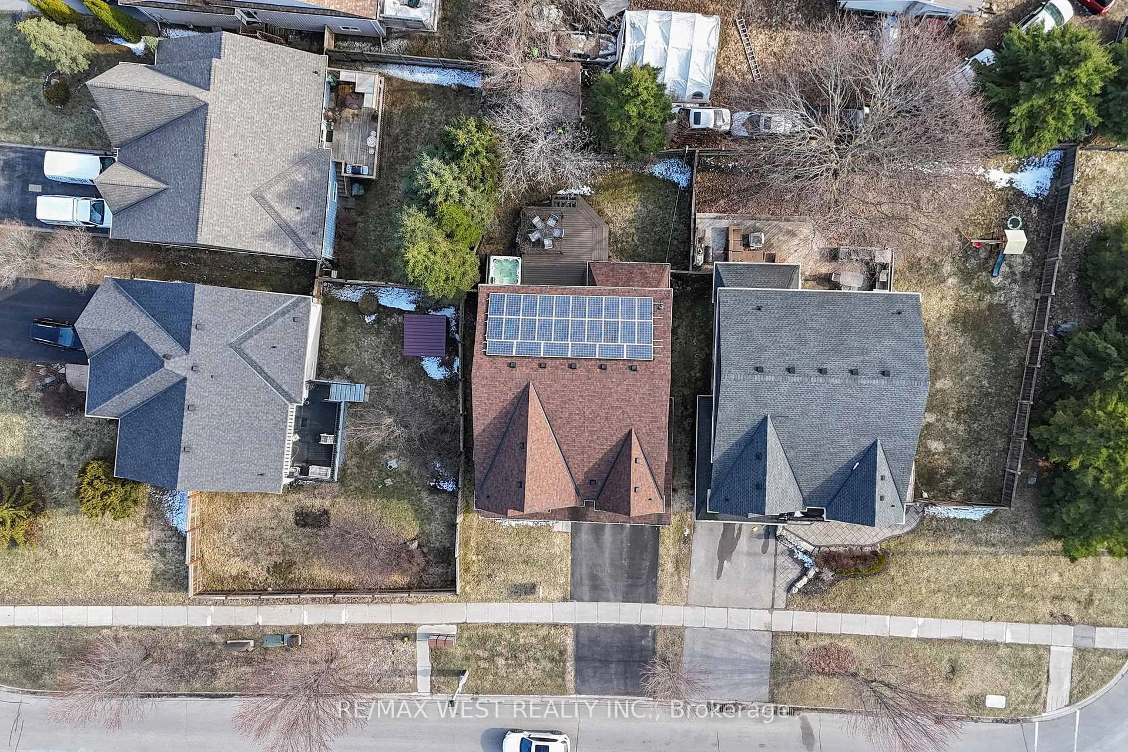 A pic from outside/outdoor area/front of a property/back of a property/a pic from drone, street for 303 King St, East Gwillimbury Ontario L0G 1M0