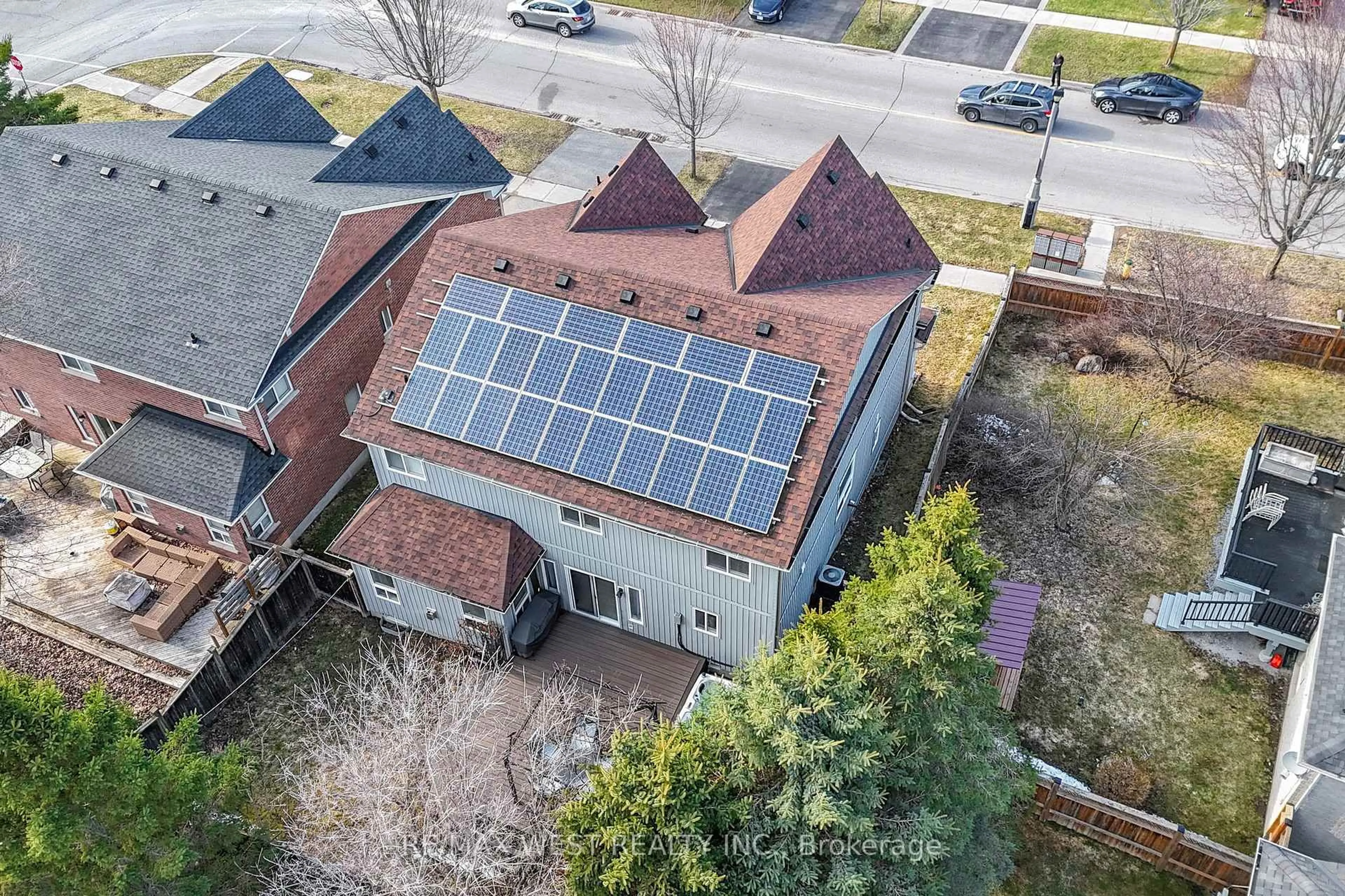 A pic from outside/outdoor area/front of a property/back of a property/a pic from drone, street for 303 King St, East Gwillimbury Ontario L0G 1M0