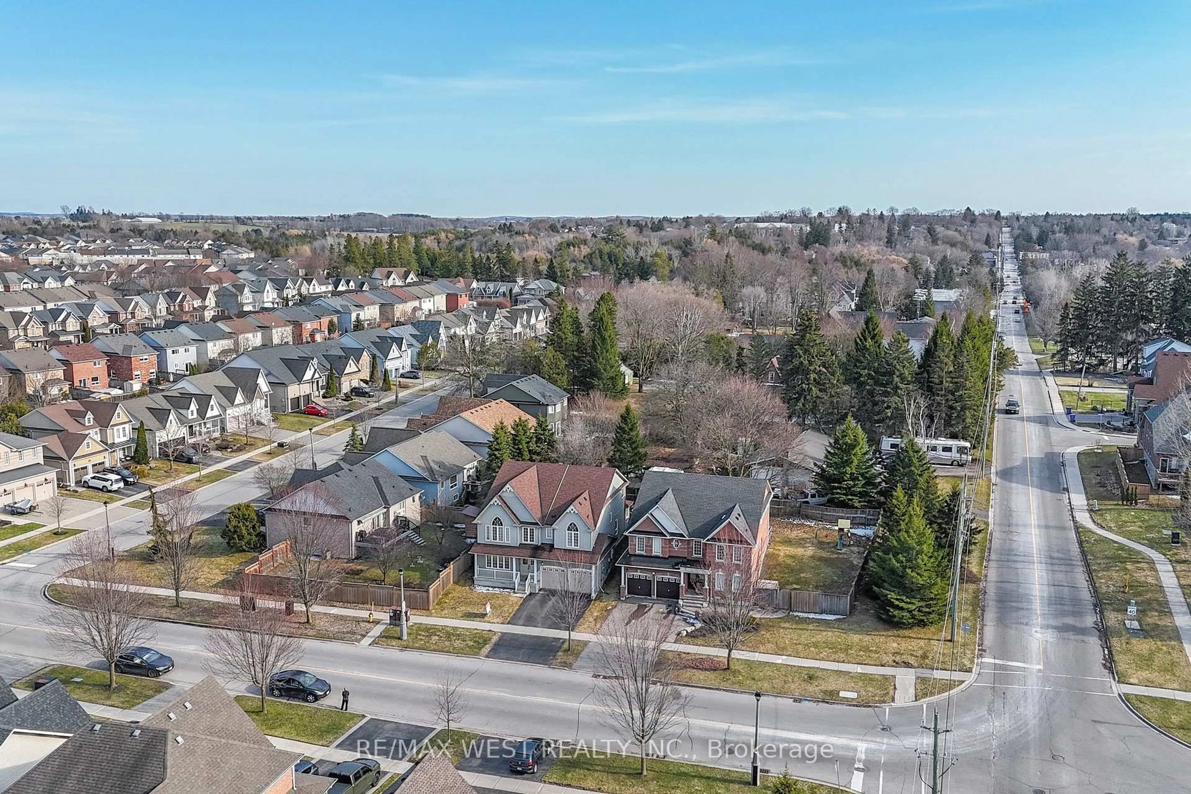 A pic from outside/outdoor area/front of a property/back of a property/a pic from drone, street for 303 King St, East Gwillimbury Ontario L0G 1M0