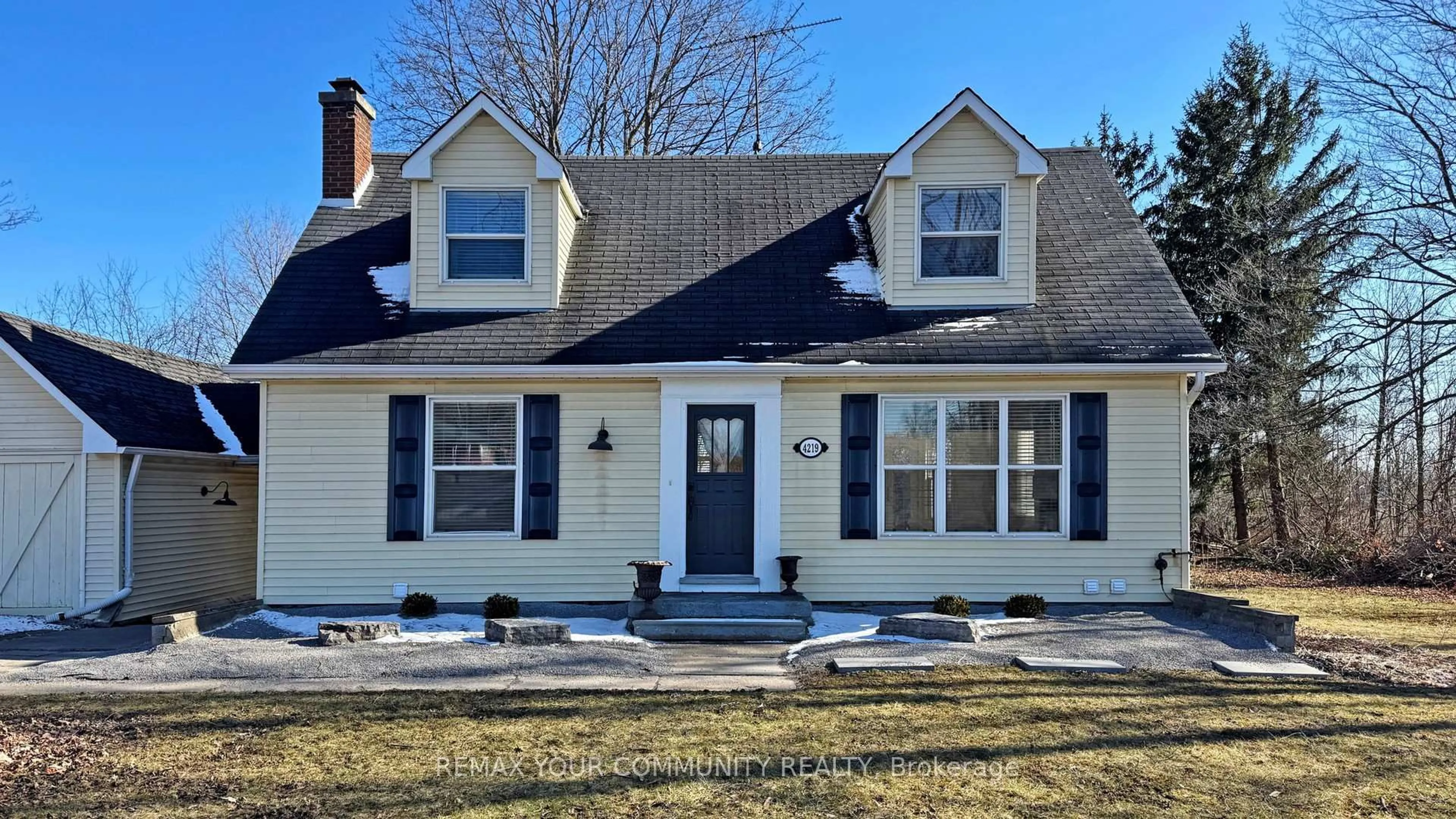 Home with vinyl exterior material, street for 4219 Stouffville Rd, Whitchurch-Stouffville Ontario L4A 3X5