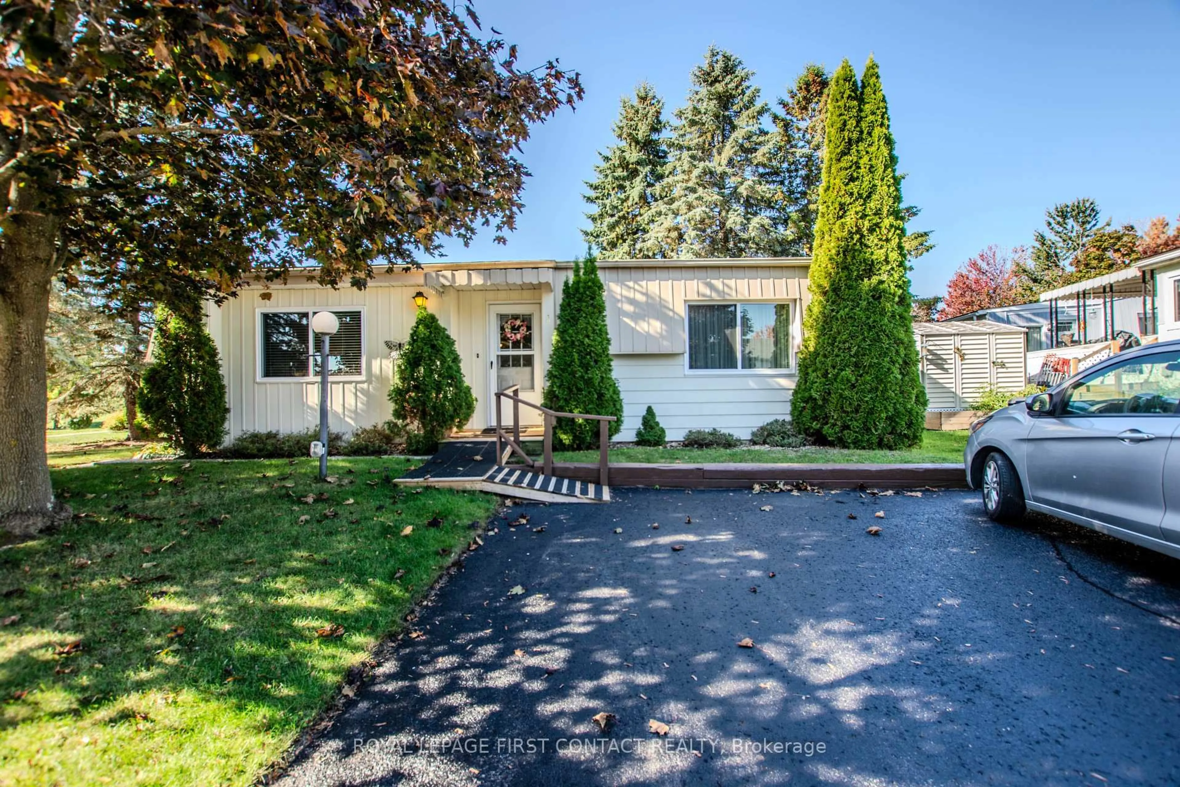 Home with vinyl exterior material, street for 2 Norris Arm, Innisfil Ontario L9S 1N6