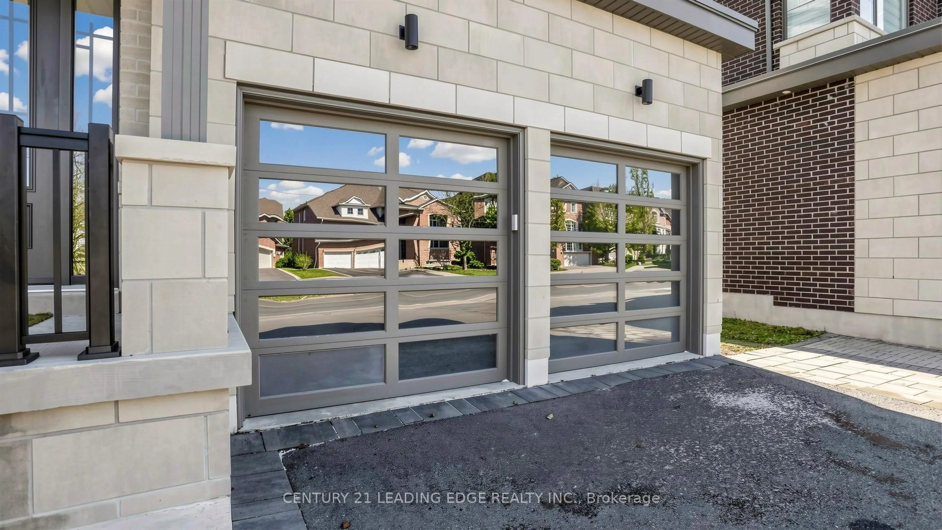 Indoor garage for 27 Poplar Dr, Richmond Hill Ontario L4E 2Y4