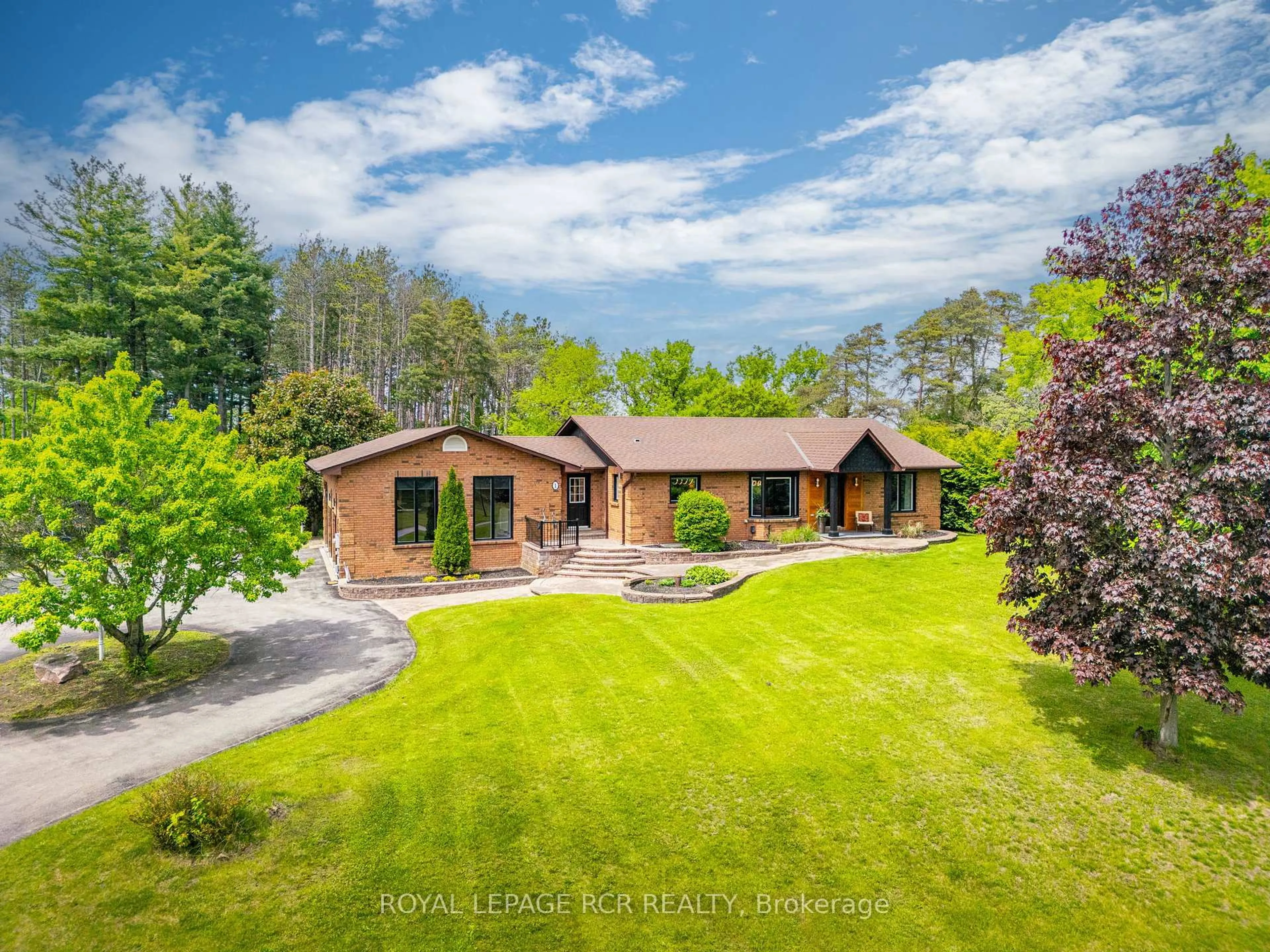 A pic from outside/outdoor area/front of a property/back of a property/a pic from drone, unknown for 1 Lormik Dr, Uxbridge Ontario L9P 1R9