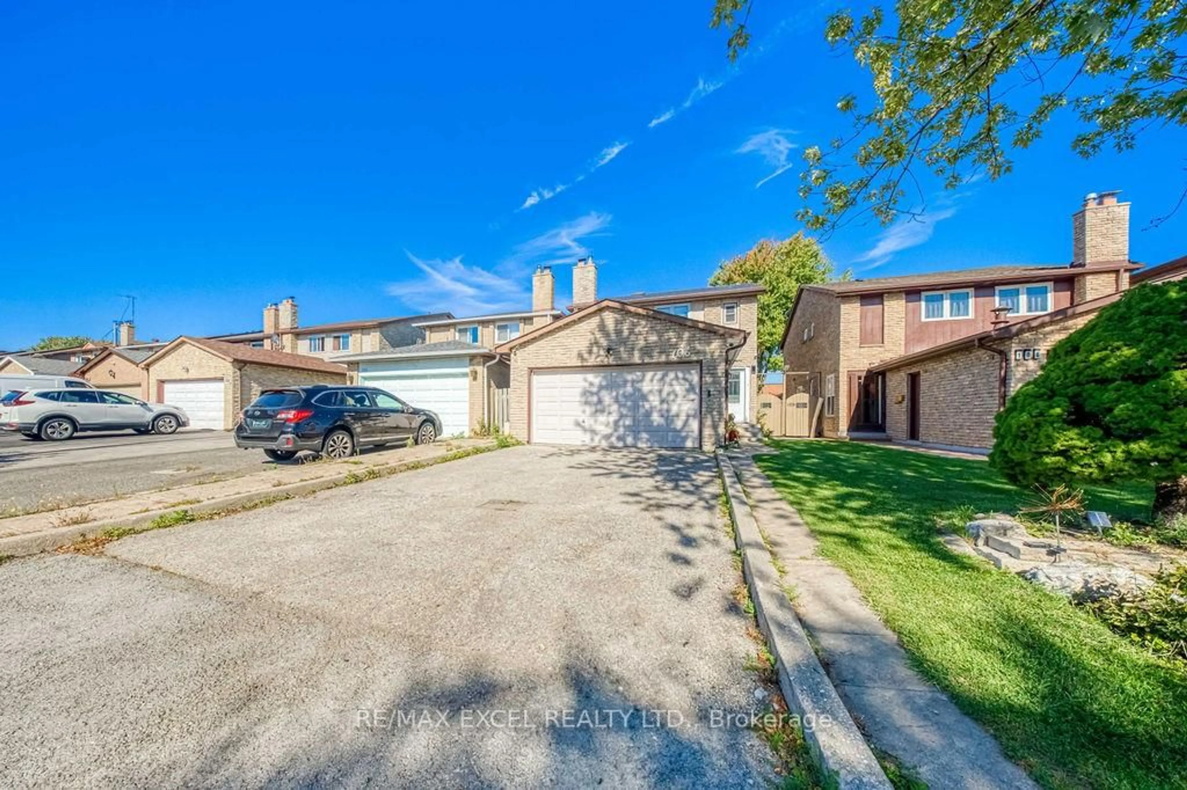 A pic from outside/outdoor area/front of a property/back of a property/a pic from drone, street for 106 Upton Cres, Markham Ontario L3R 3T4