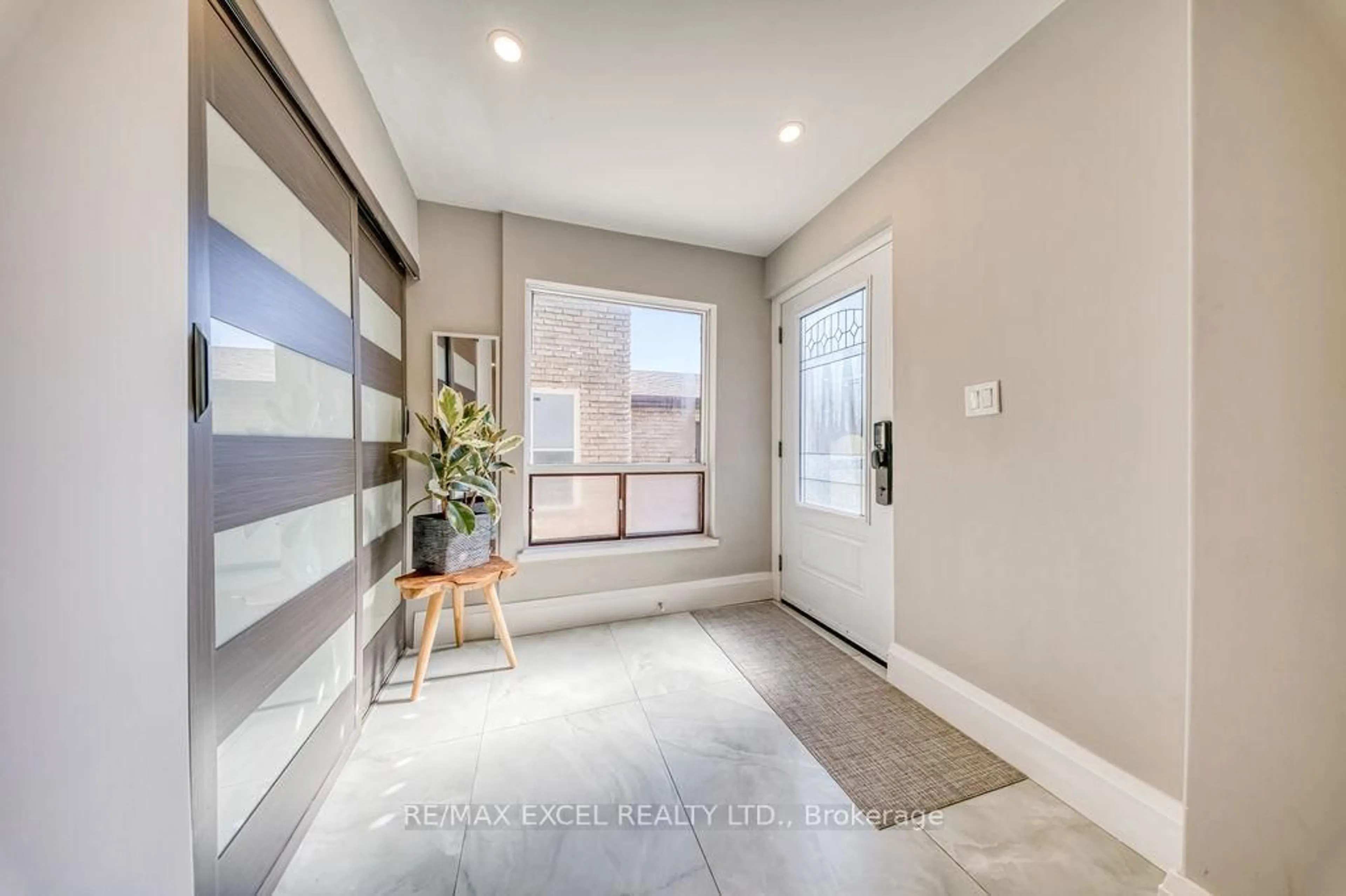 Indoor entryway for 106 Upton Cres, Markham Ontario L3R 3T4