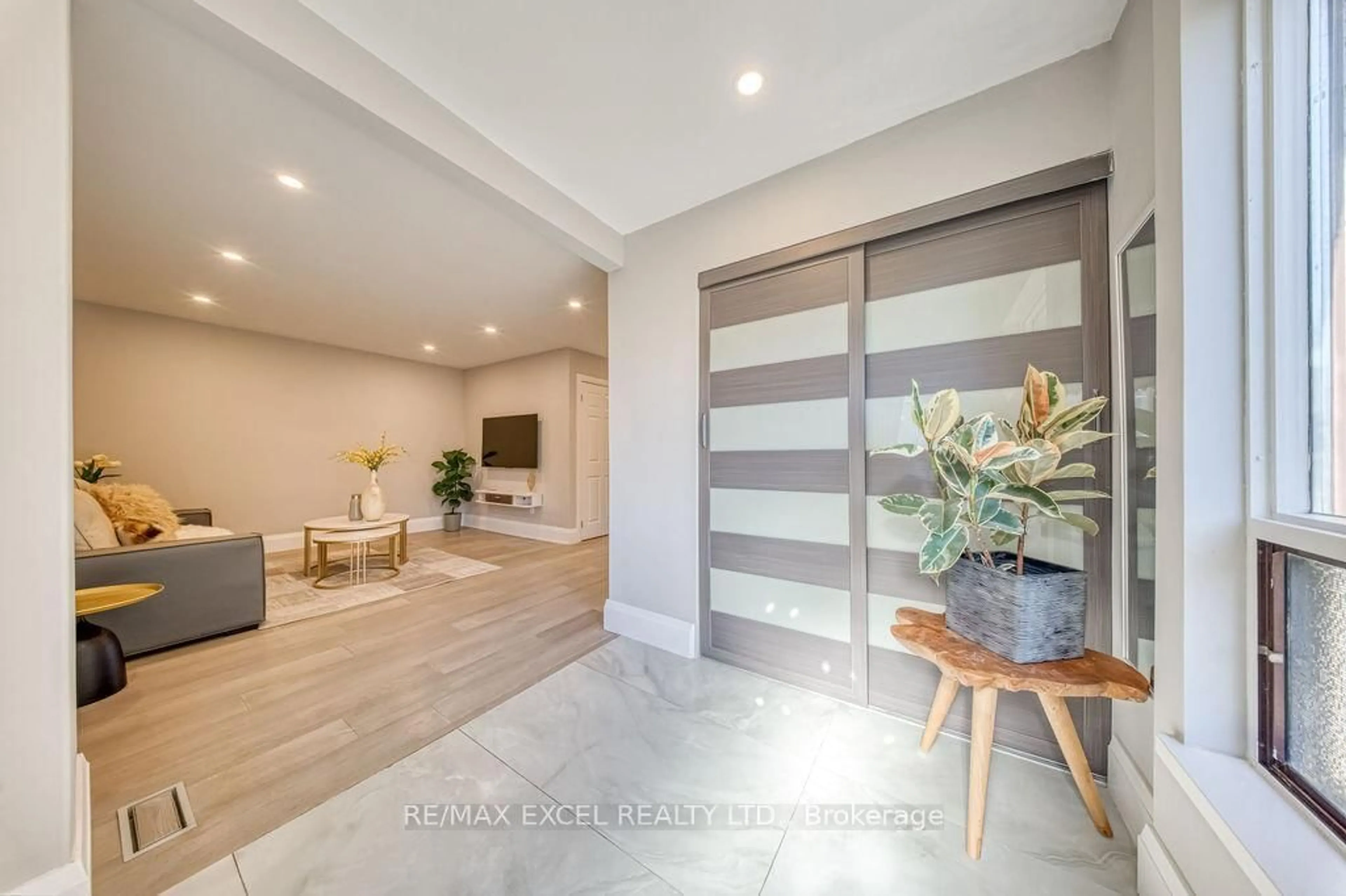 Indoor entryway for 106 Upton Cres, Markham Ontario L3R 3T4