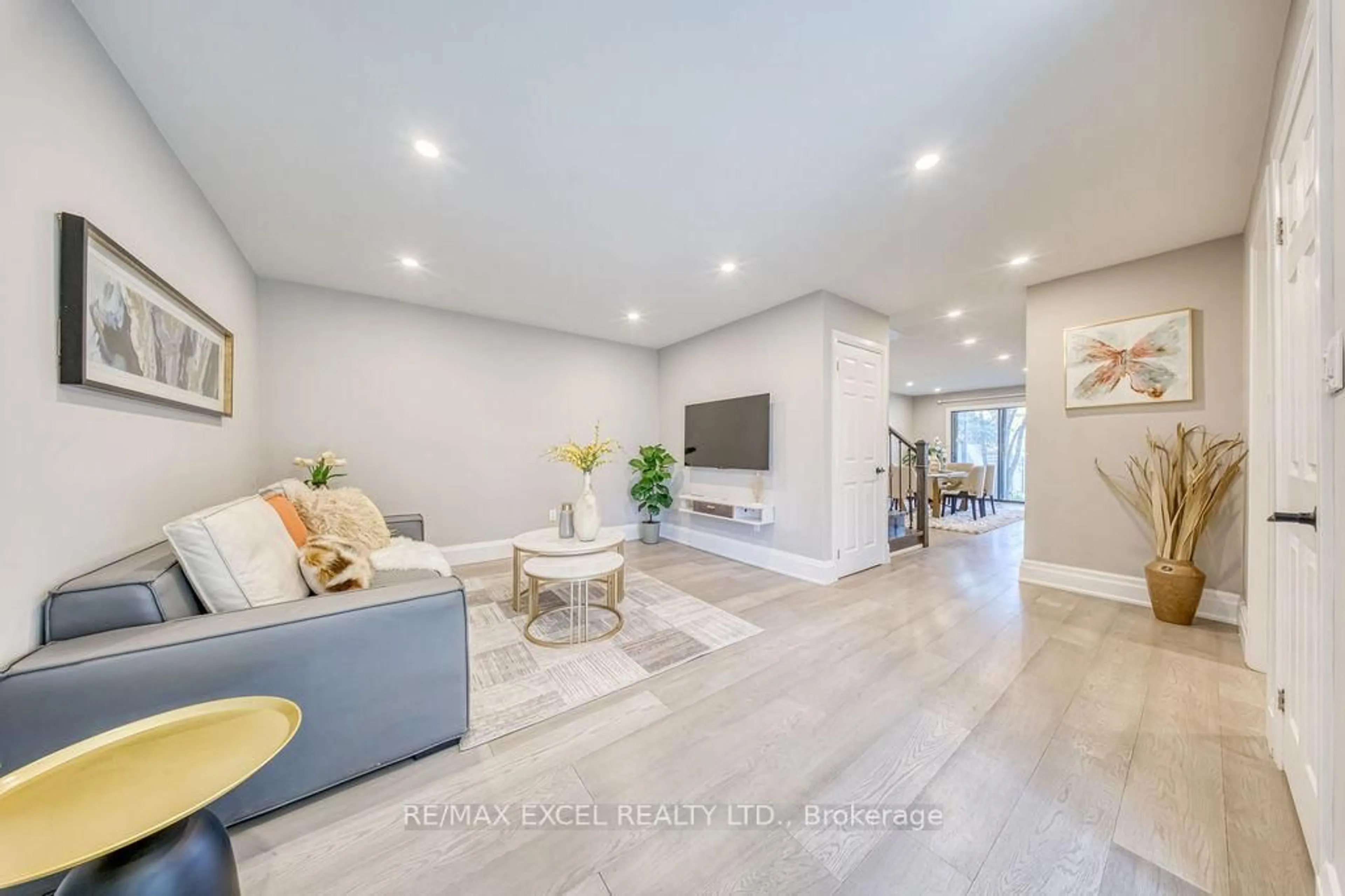 Living room with furniture, ceramic/tile floor for 106 Upton Cres, Markham Ontario L3R 3T4