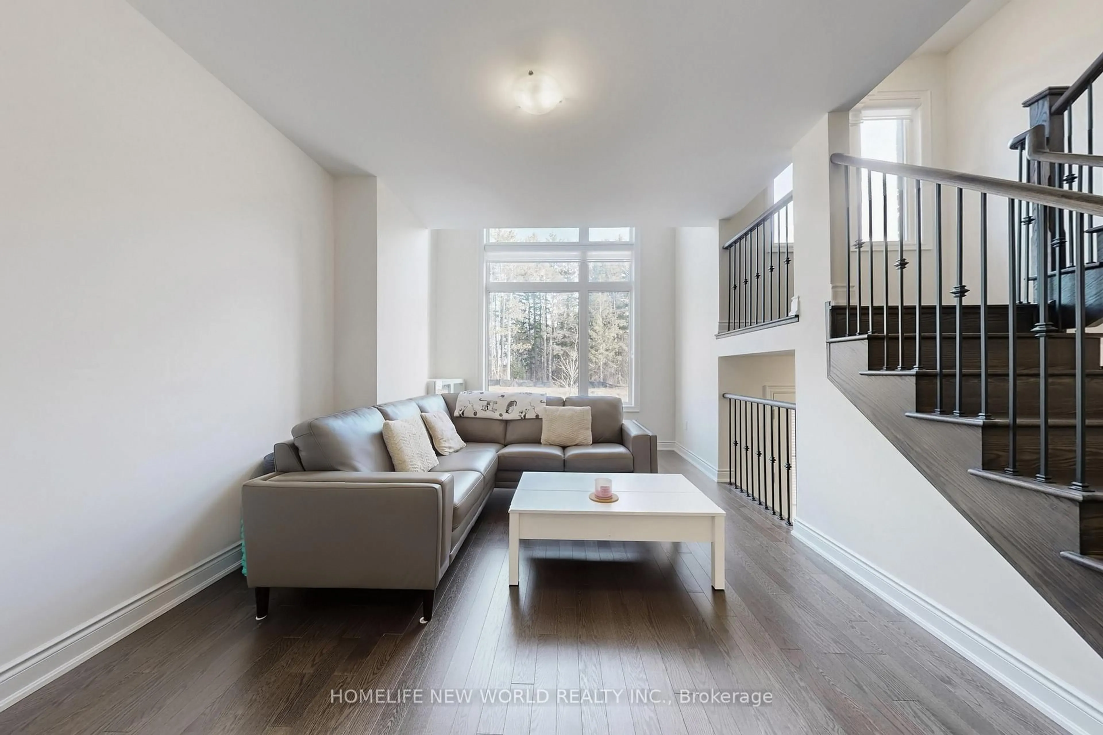 Living room with furniture, unknown for 18 Bennington Rd, Newmarket Ontario L3X 0M8