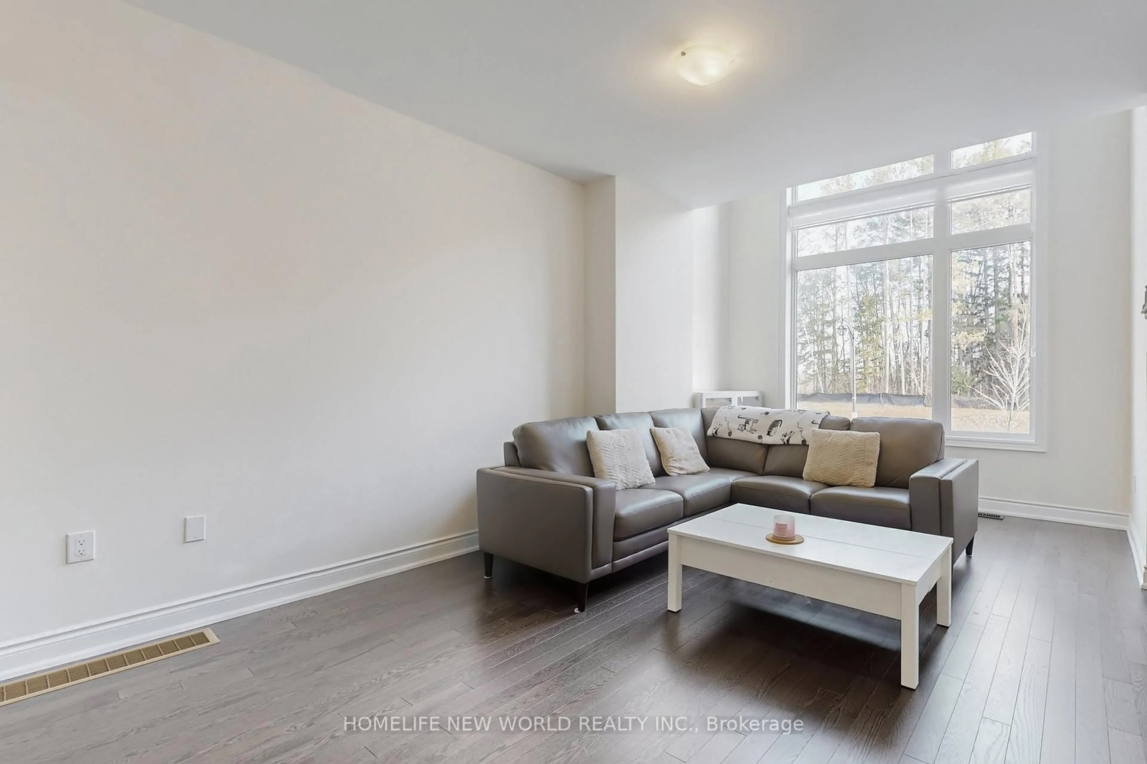 Living room with furniture, unknown for 18 Bennington Rd, Newmarket Ontario L3X 0M8