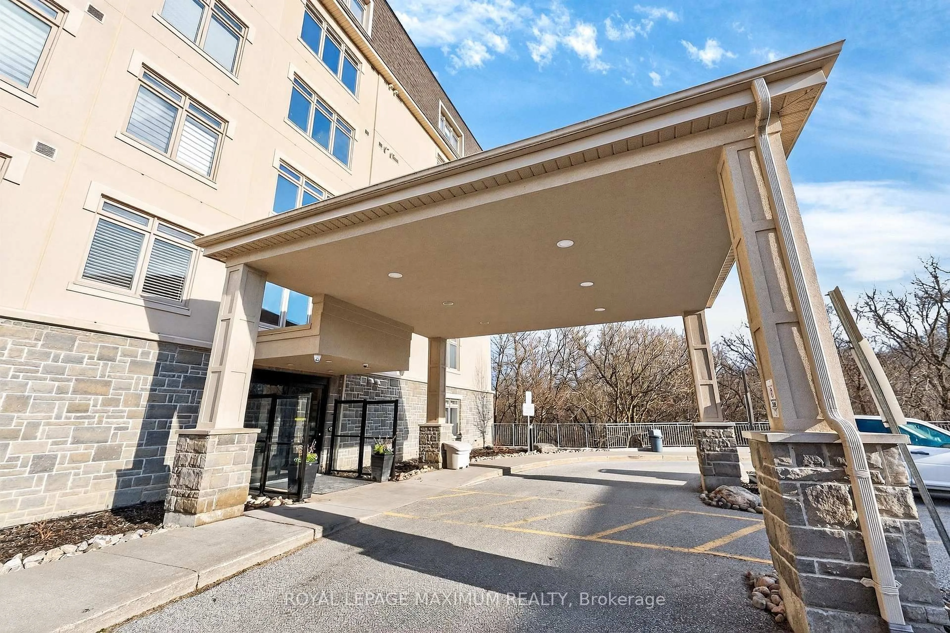 Indoor foyer for 149 Church St #209, King Ontario L0G 1T0