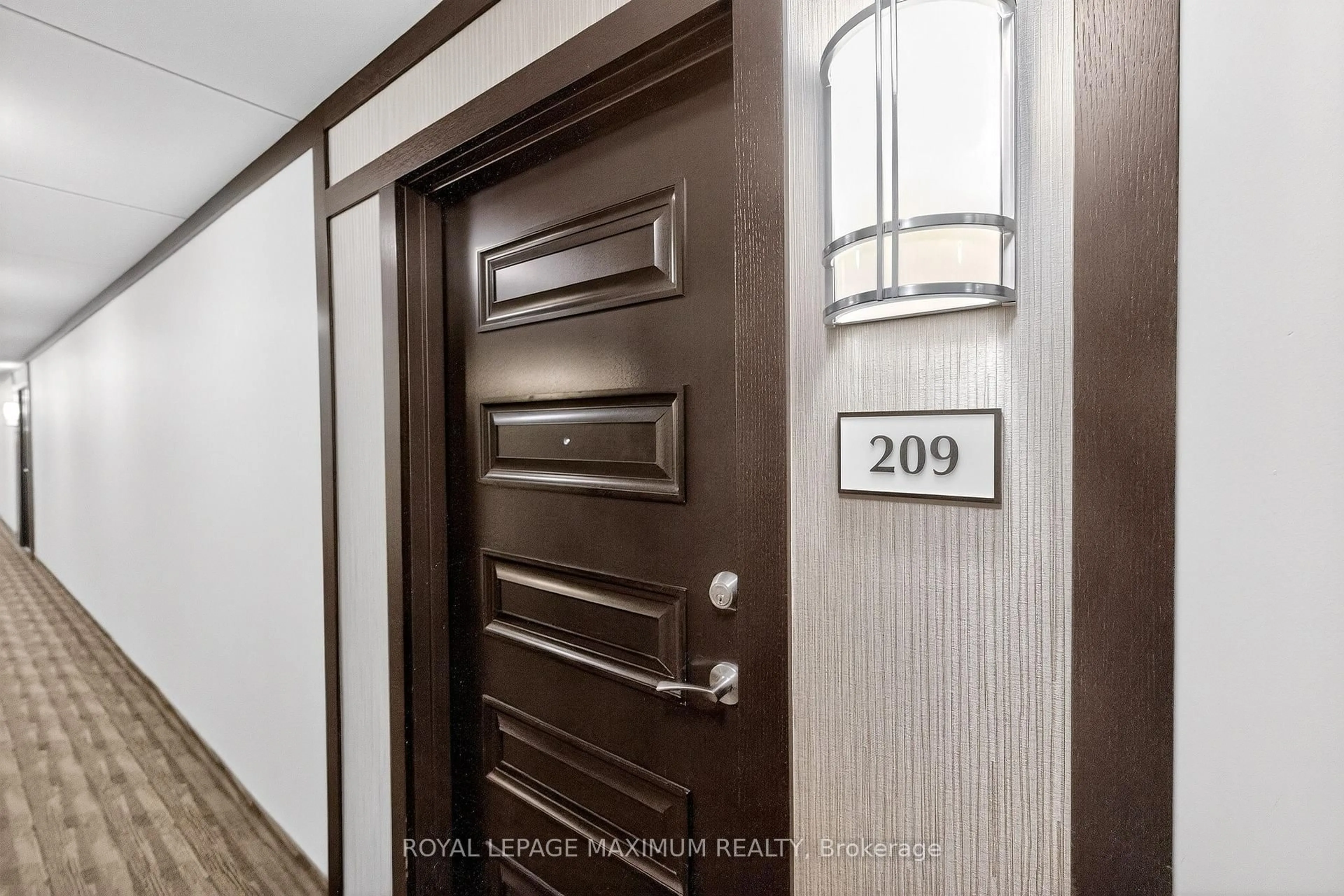 Indoor foyer for 149 Church St #209, King Ontario L0G 1T0