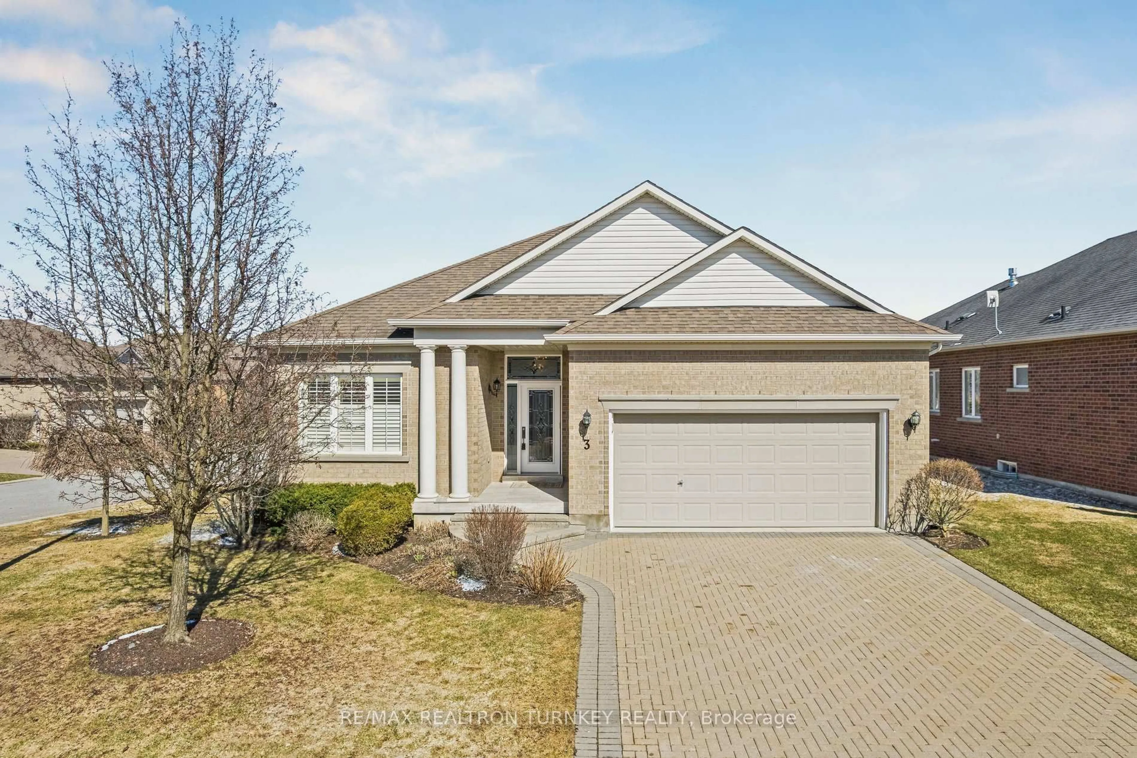Home with vinyl exterior material, street for 3 Little Ben, Whitchurch-Stouffville Ontario L4A 0K5