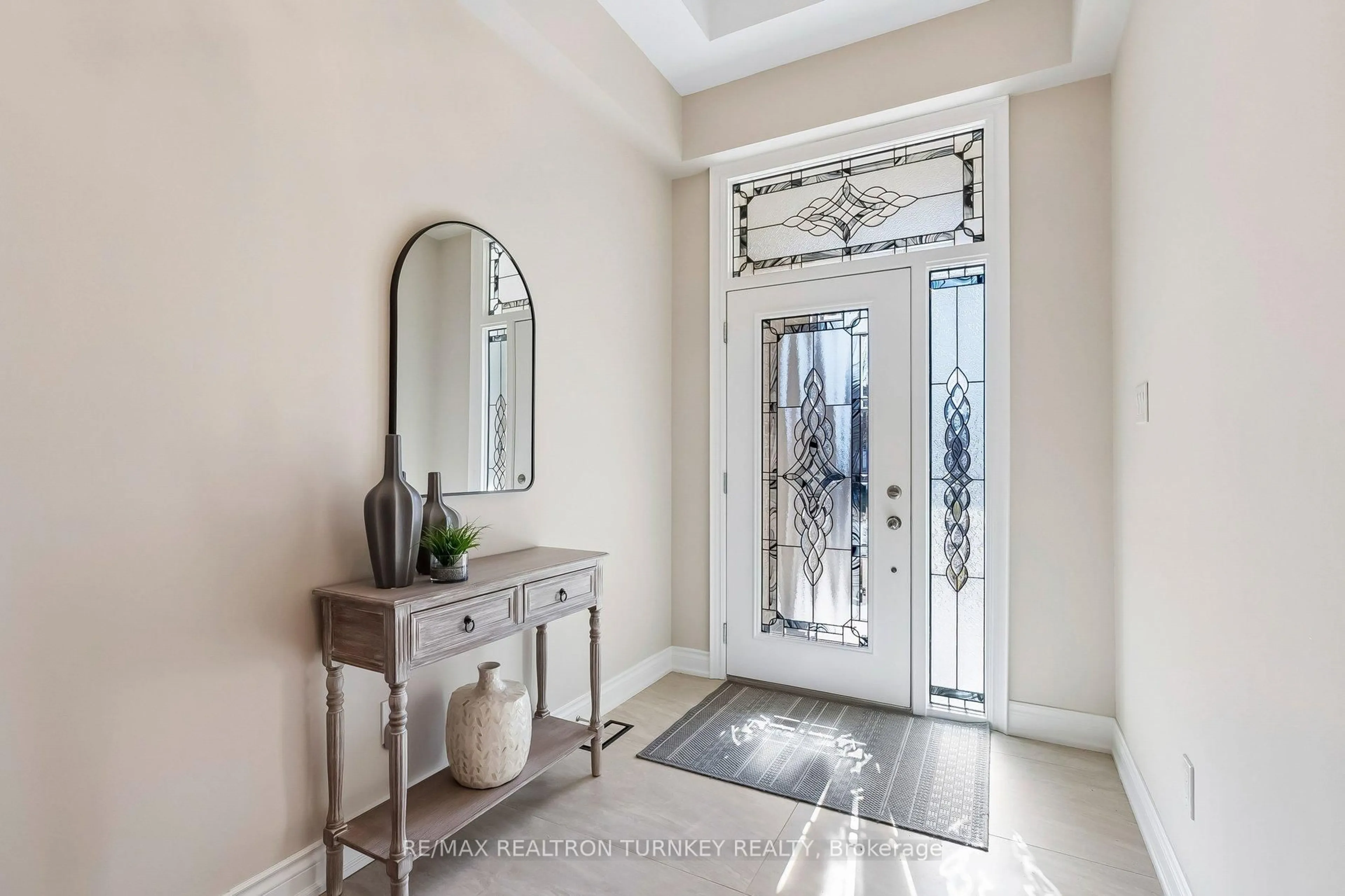 Indoor entryway for 3 Little Ben, Whitchurch-Stouffville Ontario L4A 0K5