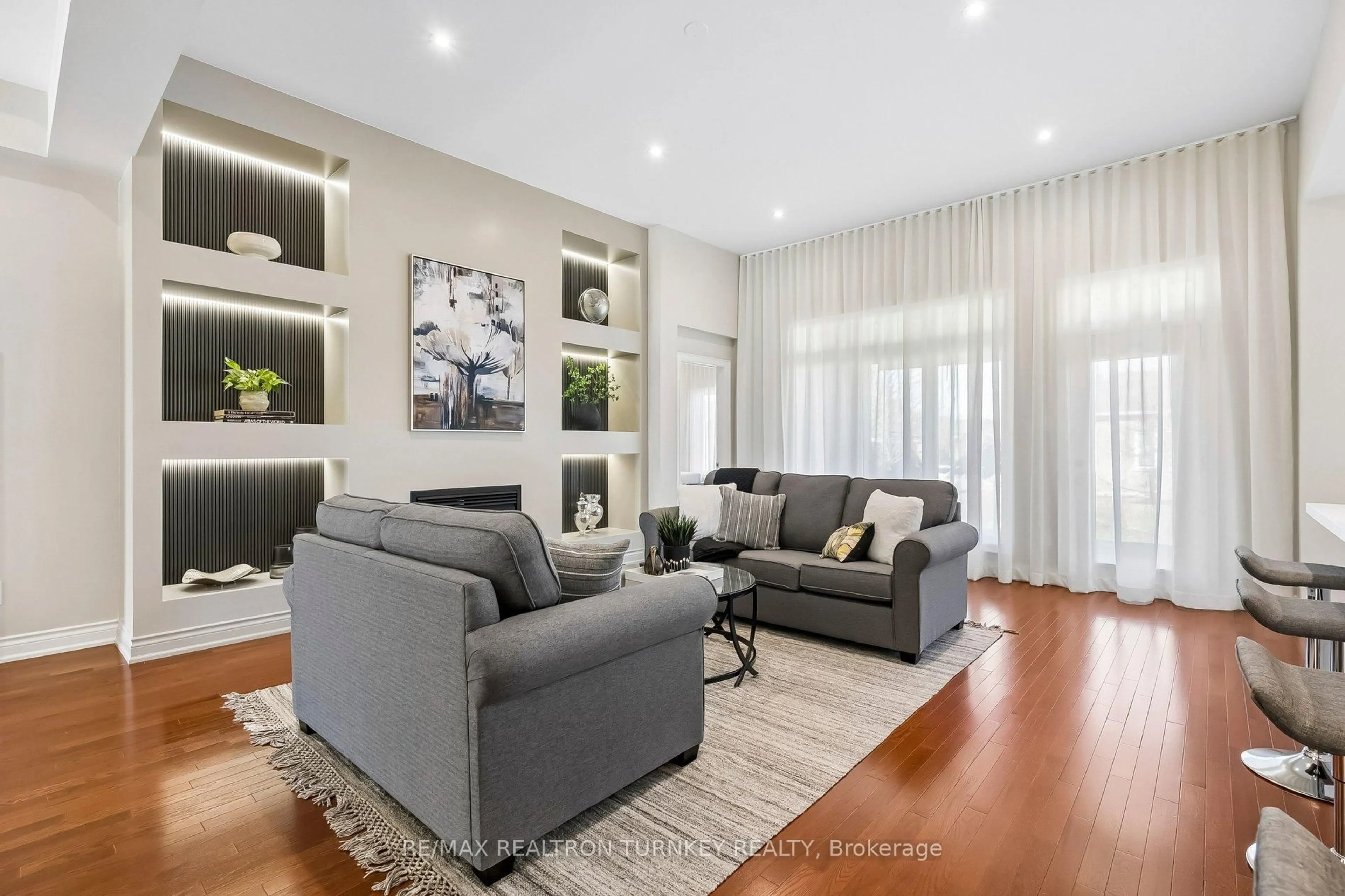 Living room with furniture, wood/laminate floor for 3 Little Ben, Whitchurch-Stouffville Ontario L4A 0K5