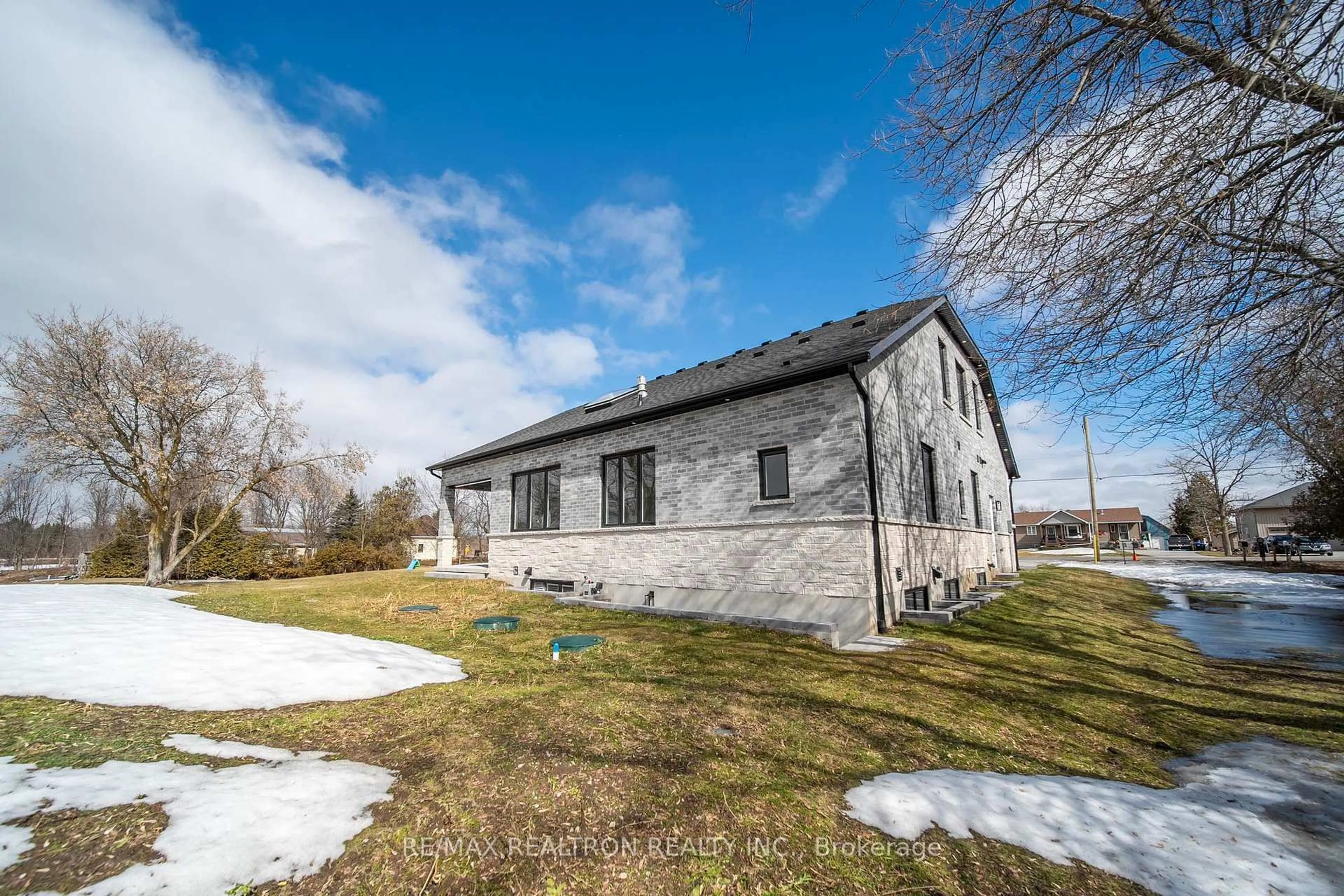 A pic from outside/outdoor area/front of a property/back of a property/a pic from drone, building for 8698 6 Line, Essa Ontario L0M 1T0