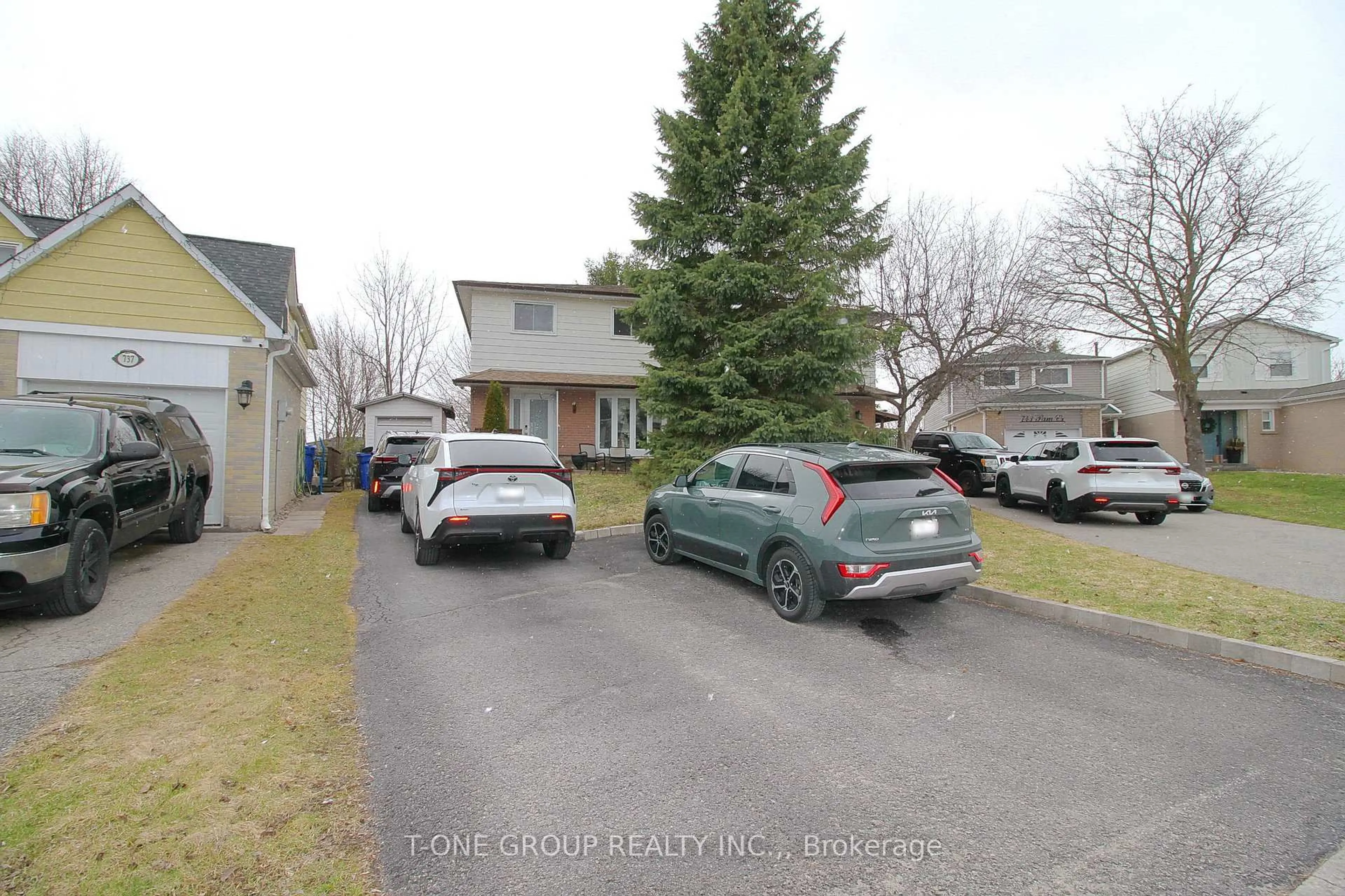 A pic from outside/outdoor area/front of a property/back of a property/a pic from drone, street for 739 Pam Cres, Newmarket Ontario L3Y 5B7