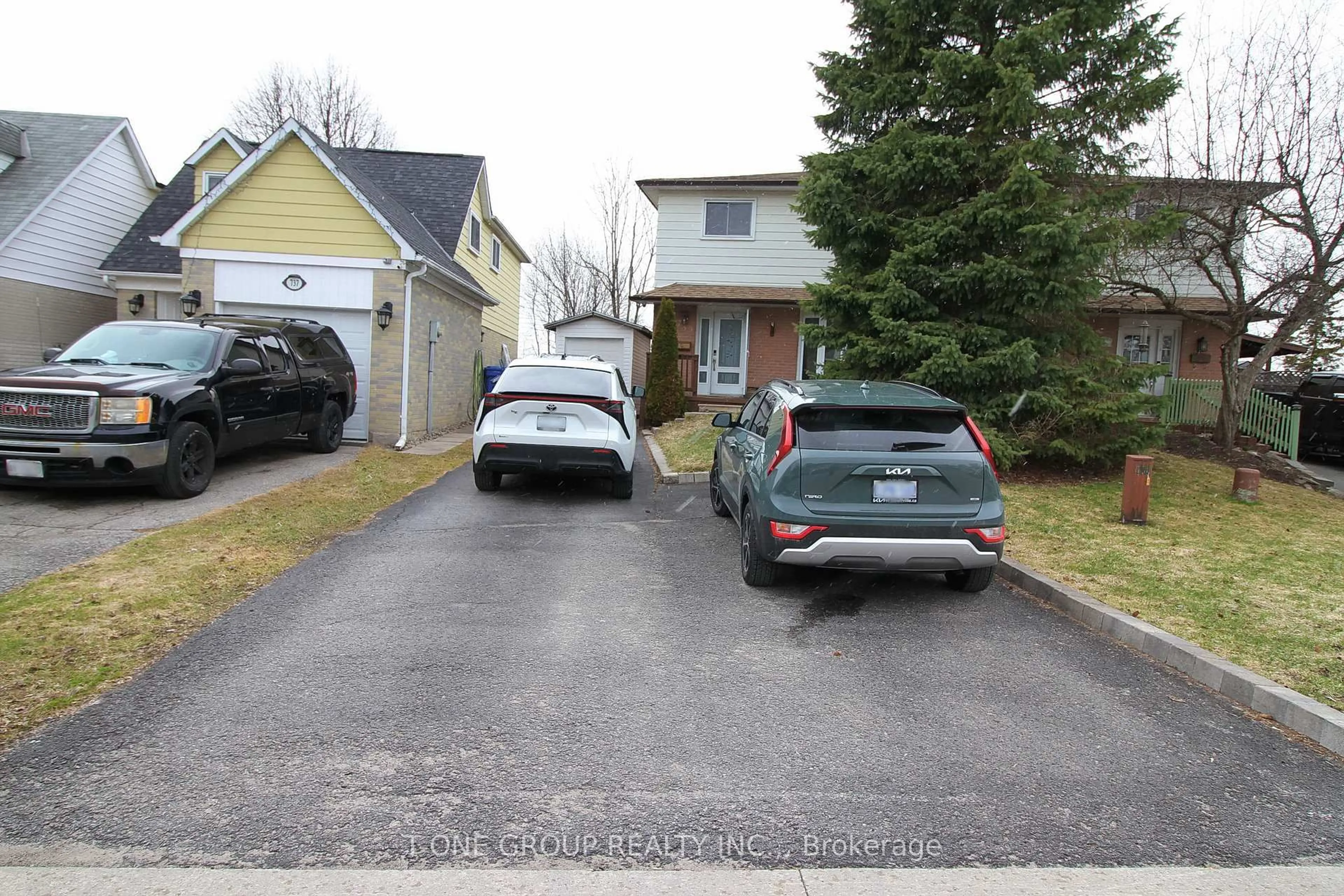Parking for 739 Pam Cres, Newmarket Ontario L3Y 5B7