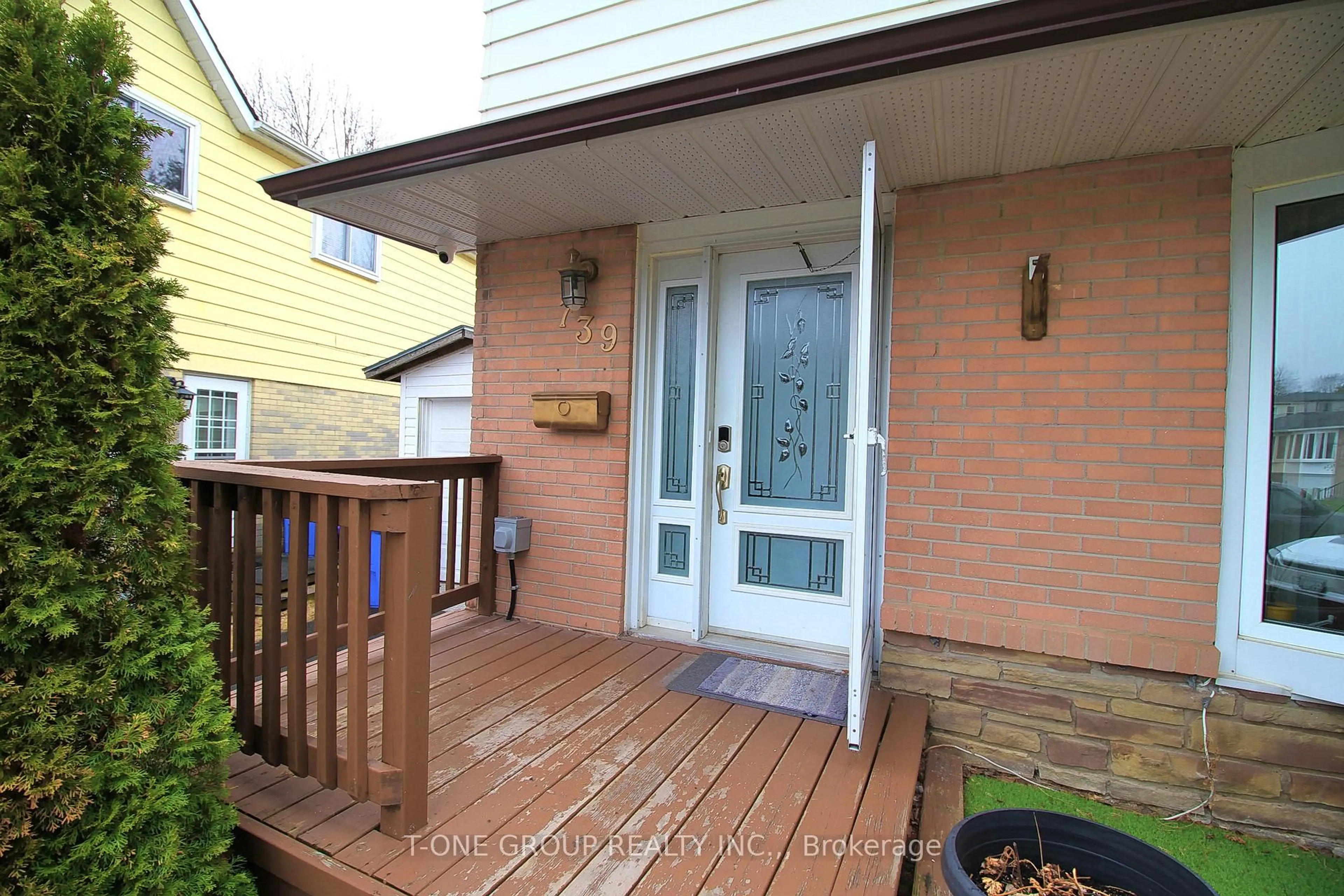 Indoor entryway for 739 Pam Cres, Newmarket Ontario L3Y 5B7