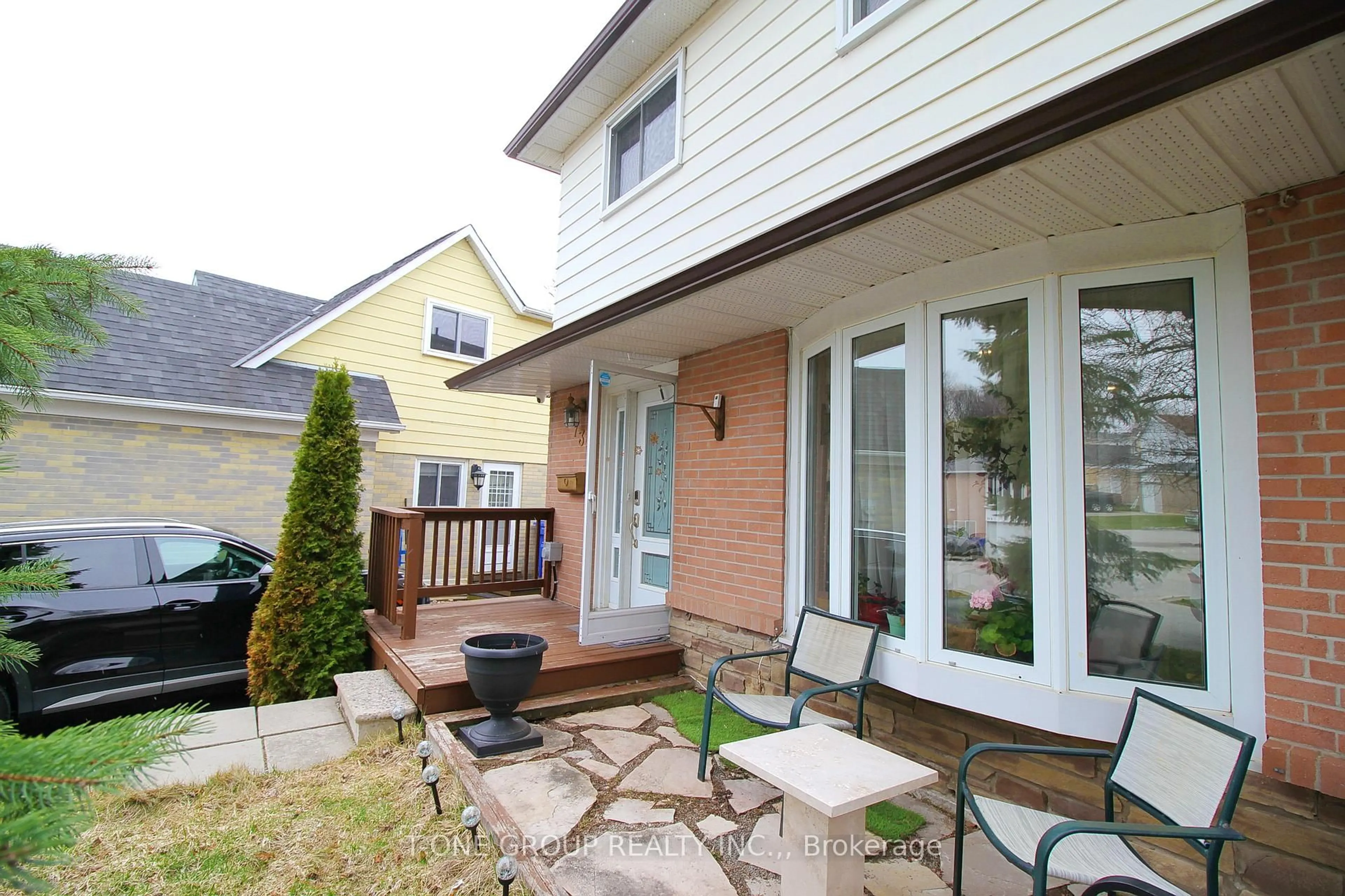 Patio, street for 739 Pam Cres, Newmarket Ontario L3Y 5B7