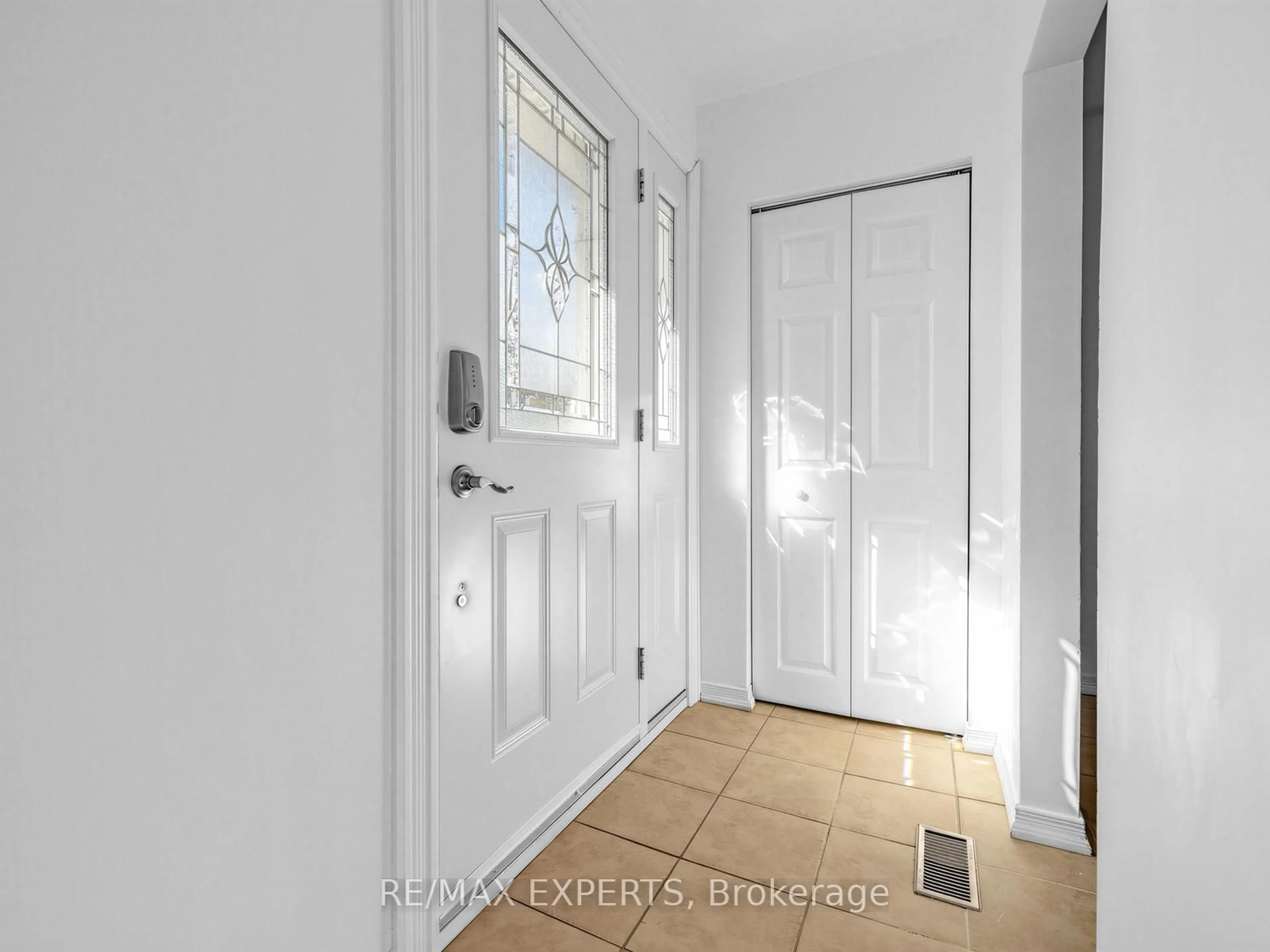 Indoor entryway for 126 Longford Dr, Newmarket Ontario L3Y 2Y5