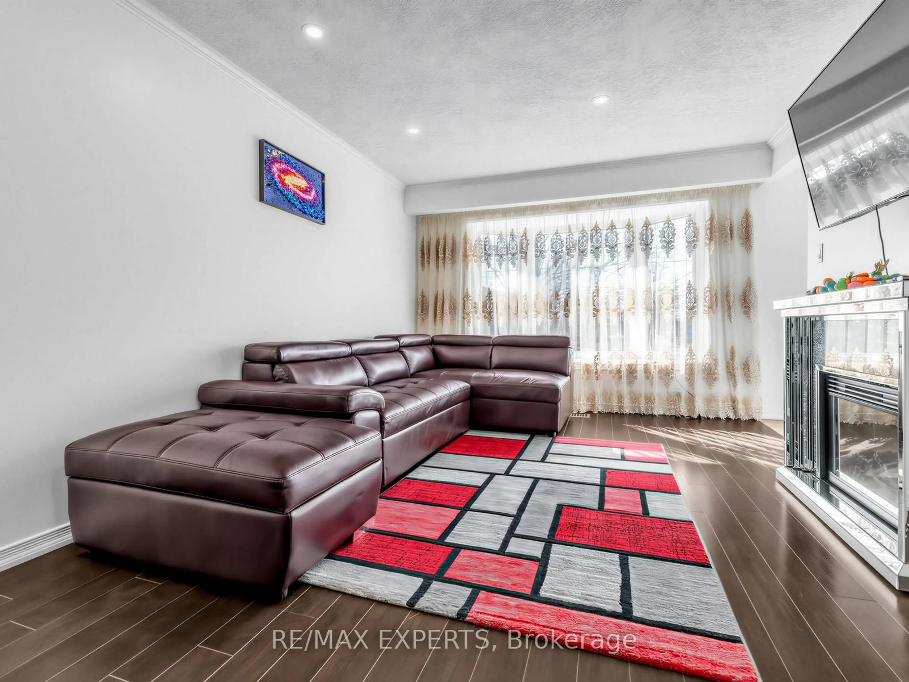 Living room with furniture, unknown for 126 Longford Dr, Newmarket Ontario L3Y 2Y5