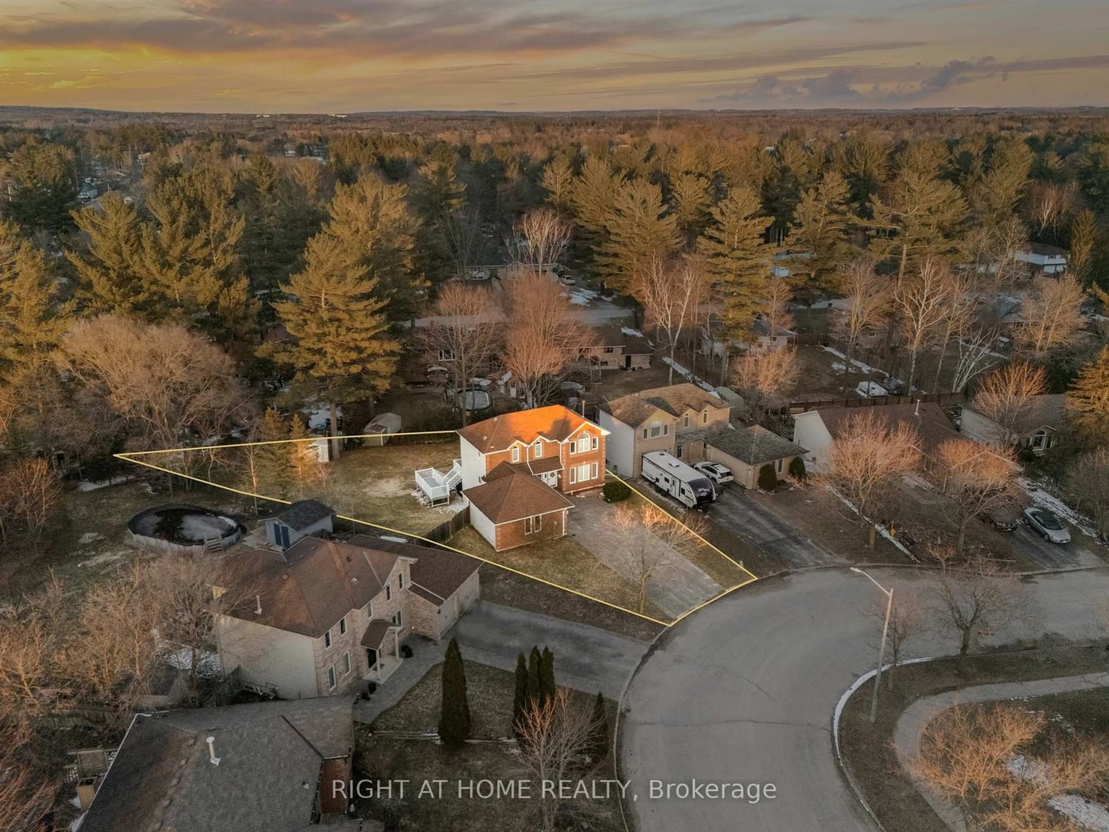 A pic from outside/outdoor area/front of a property/back of a property/a pic from drone, unknown for 41 Forest Wood Dr, Essa Ontario L3W 0J8