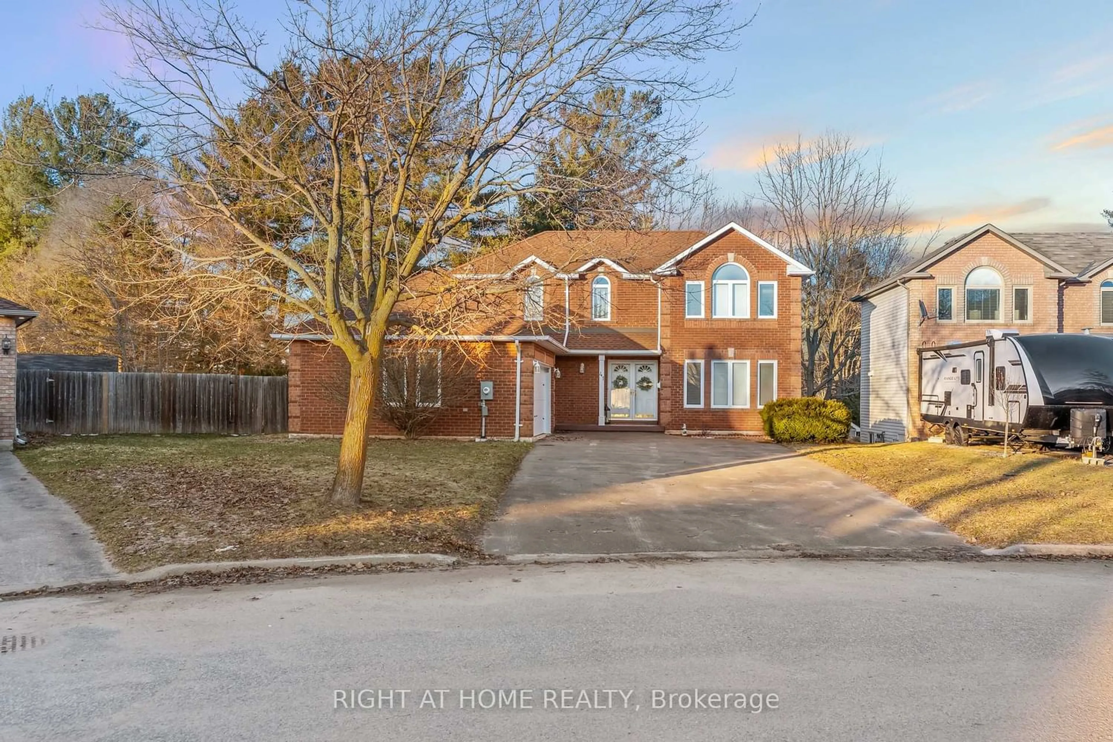 A pic from outside/outdoor area/front of a property/back of a property/a pic from drone, street for 41 Forest Wood Dr, Essa Ontario L3W 0J8