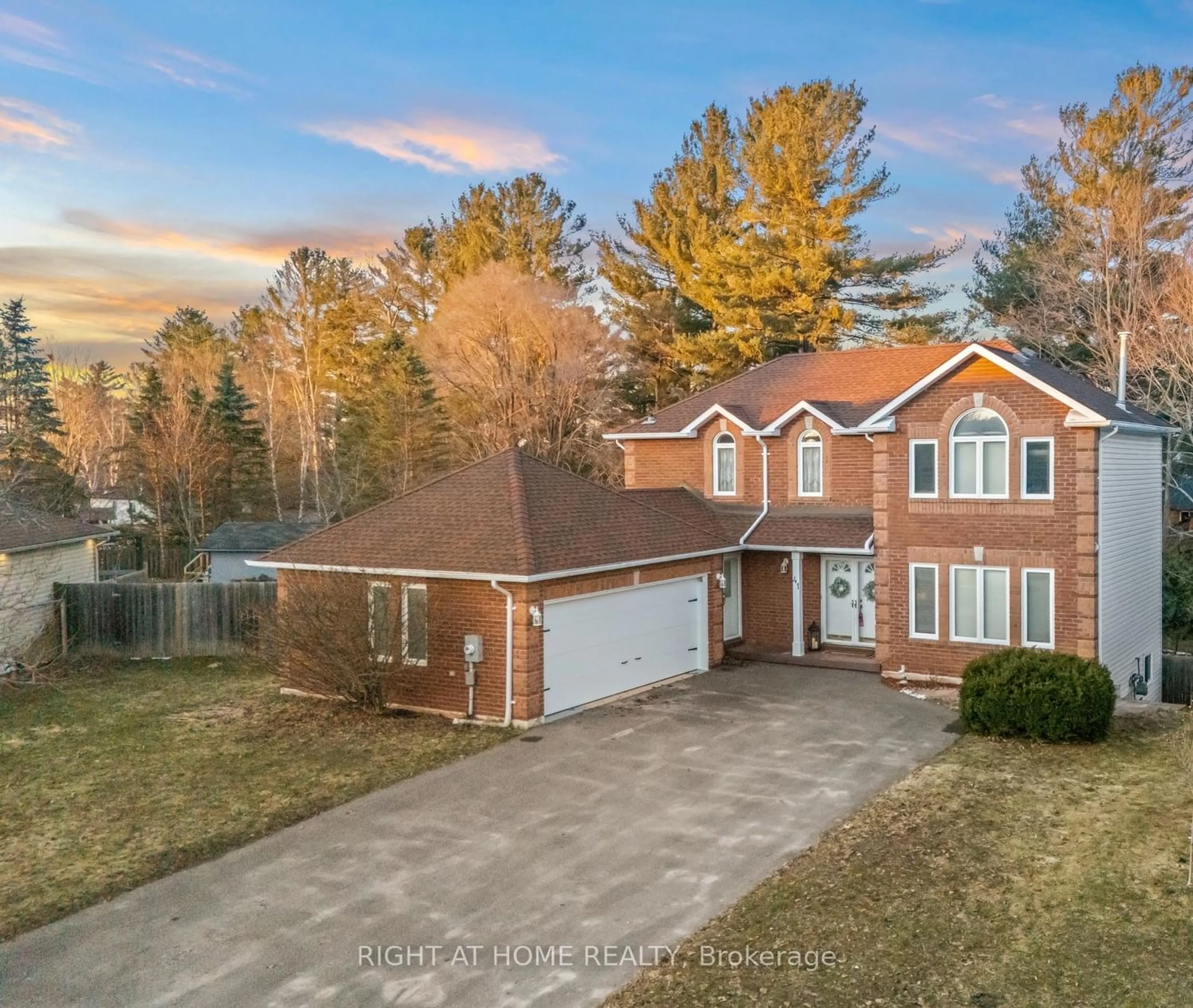 A pic from outside/outdoor area/front of a property/back of a property/a pic from drone, street for 41 Forest Wood Dr, Essa Ontario L3W 0J8