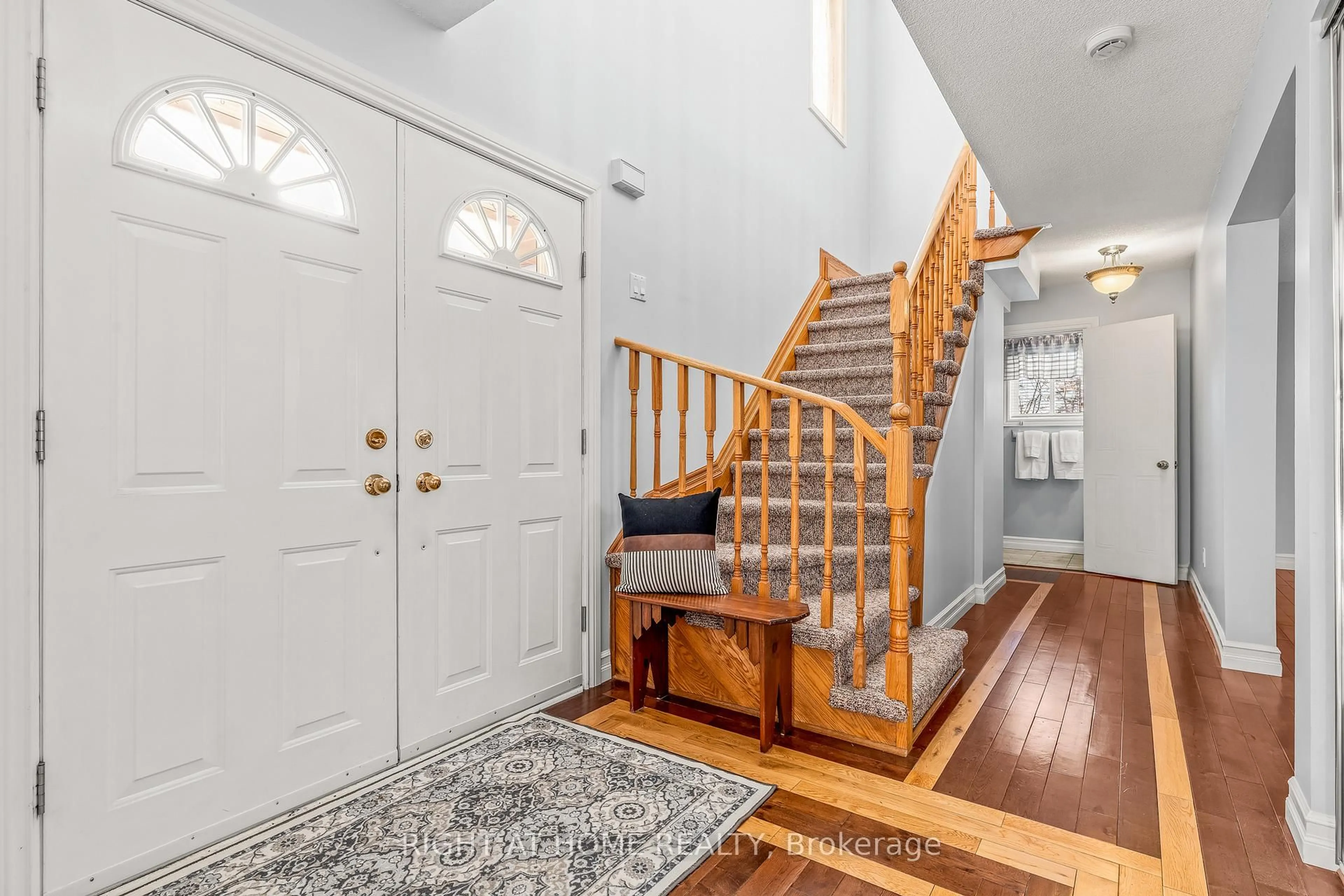 Indoor entryway for 41 Forest Wood Dr, Essa Ontario L3W 0J8