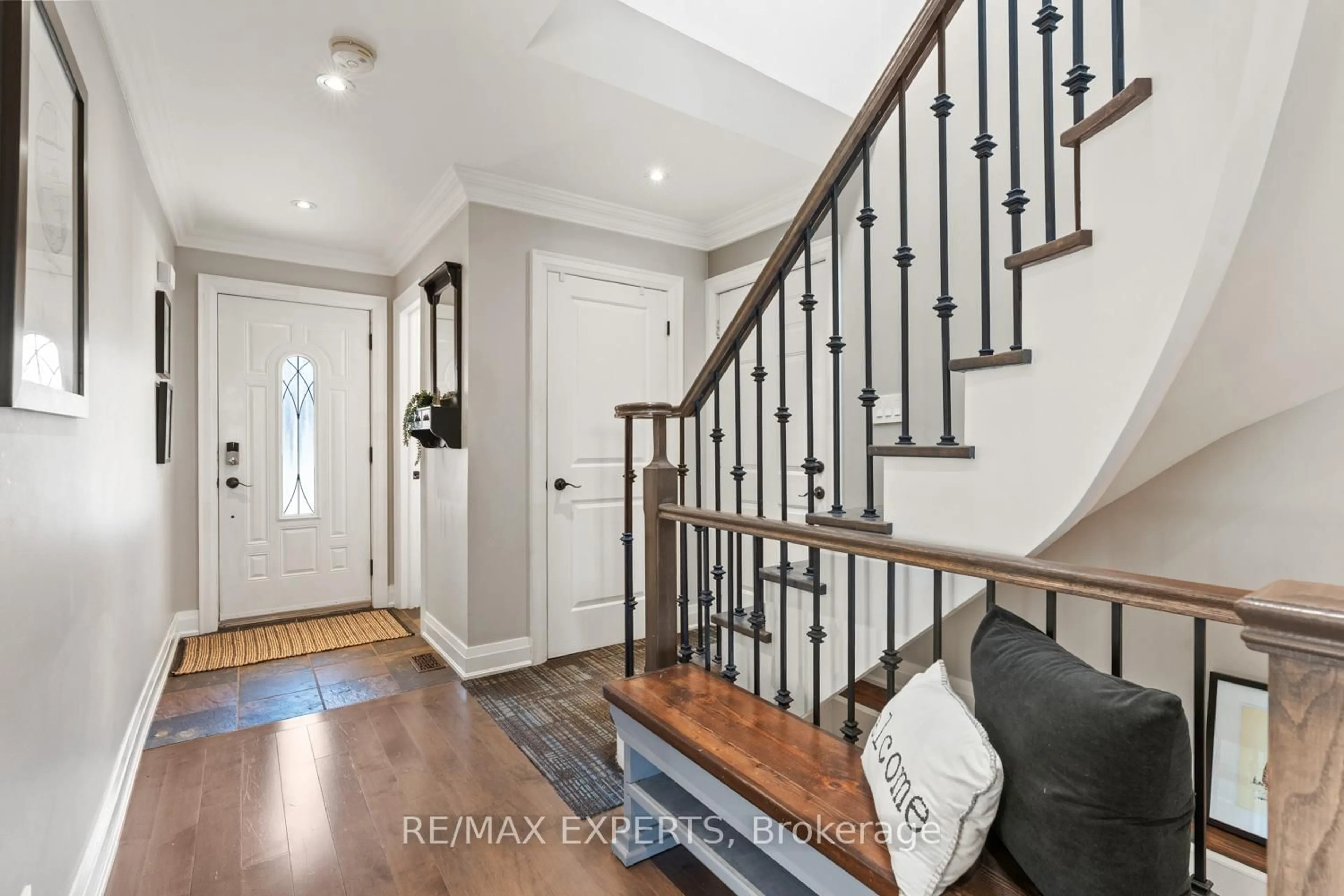 Indoor entryway for 50 Fox Run Lane, Bradford West Gwillimbury Ontario L3Z 2V1