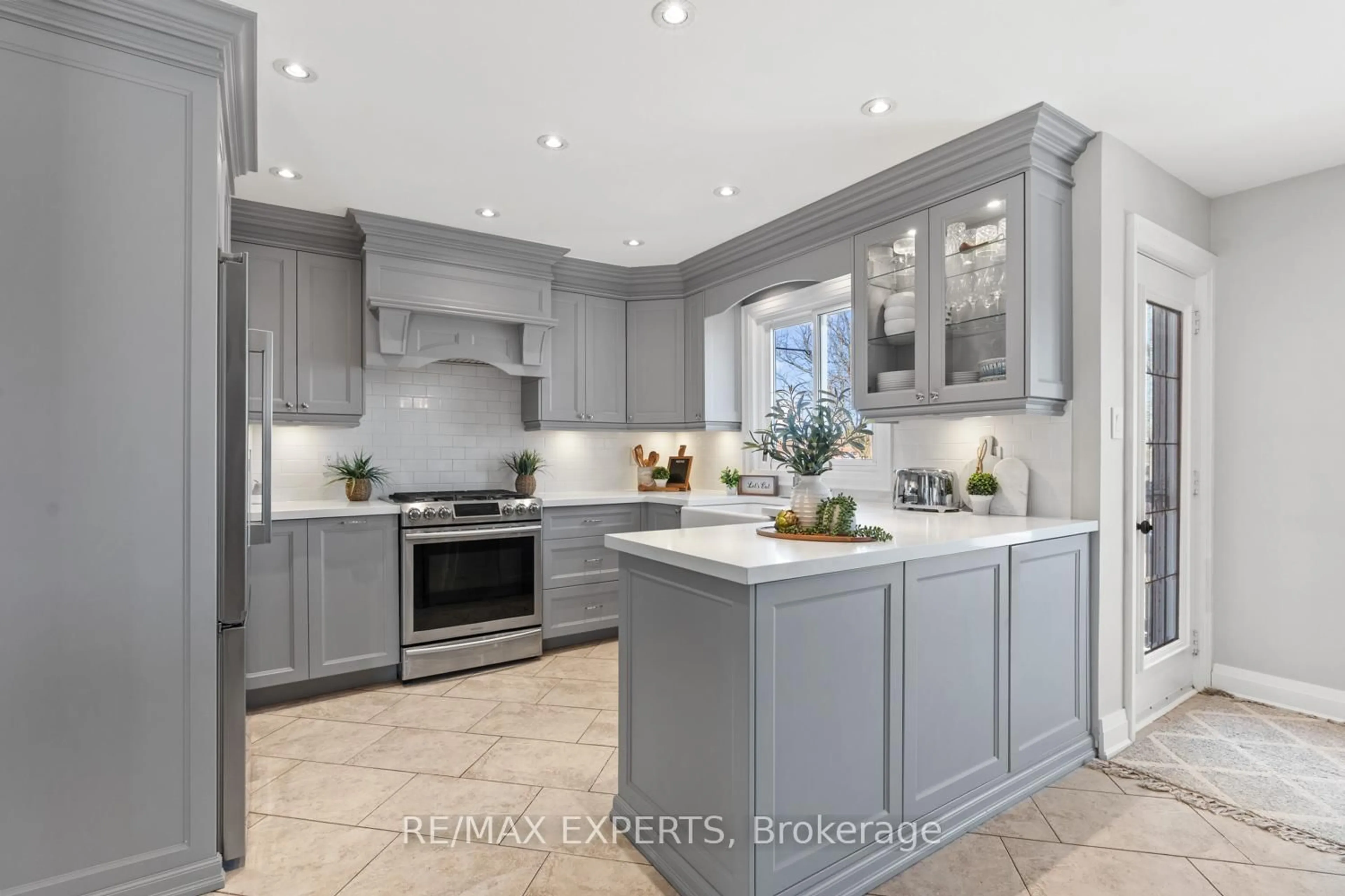 Contemporary kitchen, ceramic/tile floor for 50 Fox Run Lane, Bradford West Gwillimbury Ontario L3Z 2V1