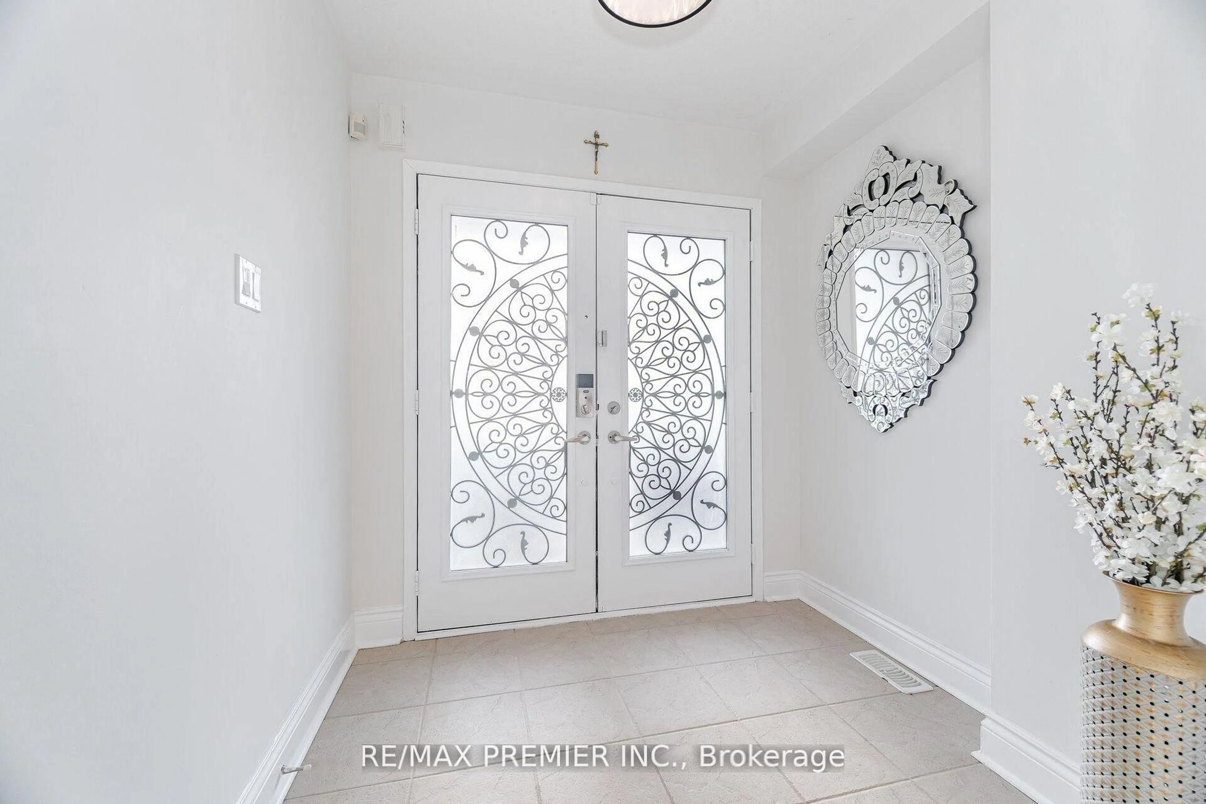Indoor entryway for 117 Professor Day Dr, Bradford West Gwillimbury Ontario L3Z 3C1