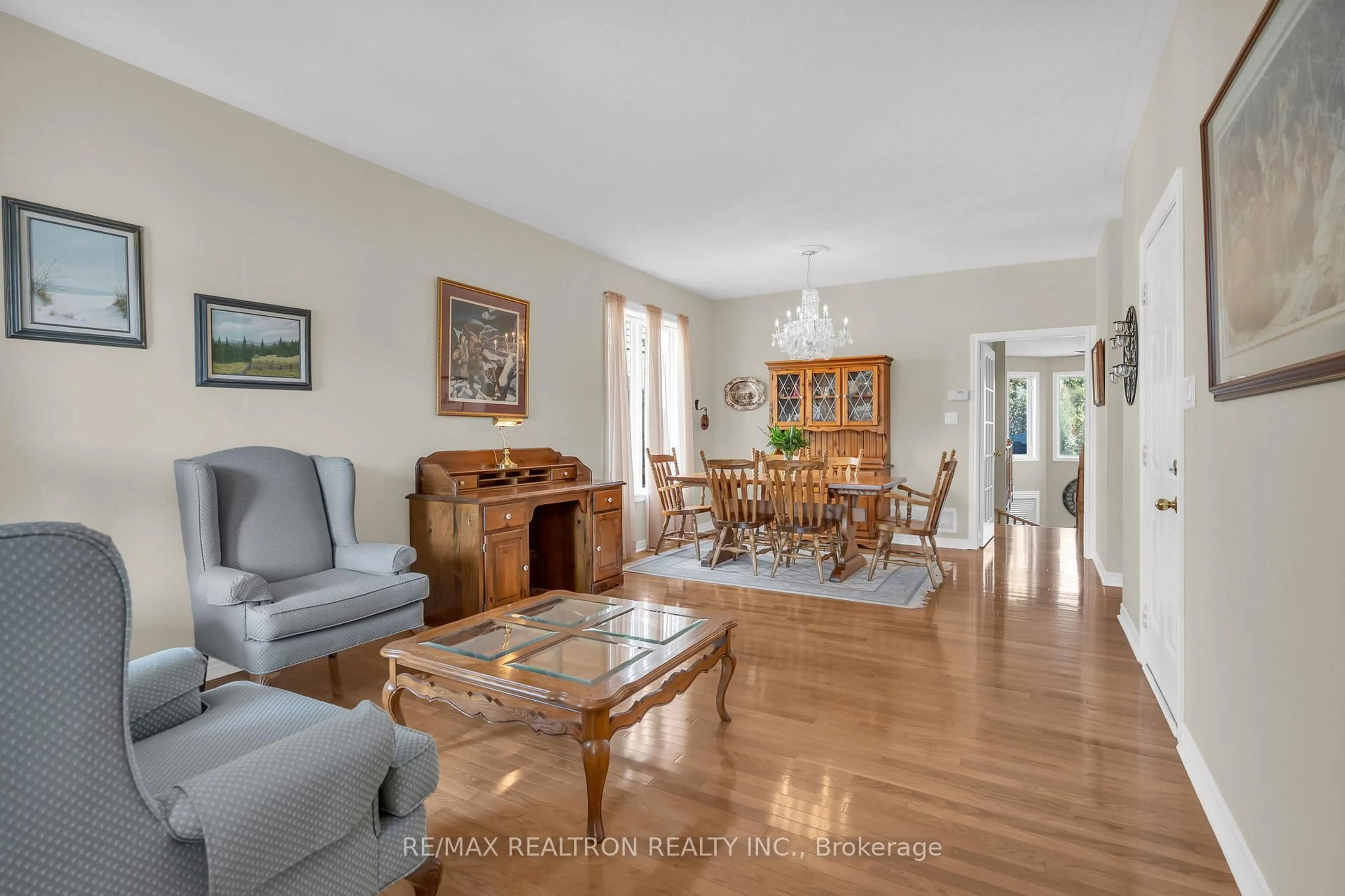 Living room with furniture, unknown for 17 Marchant Circ, King Ontario L0G 1T0