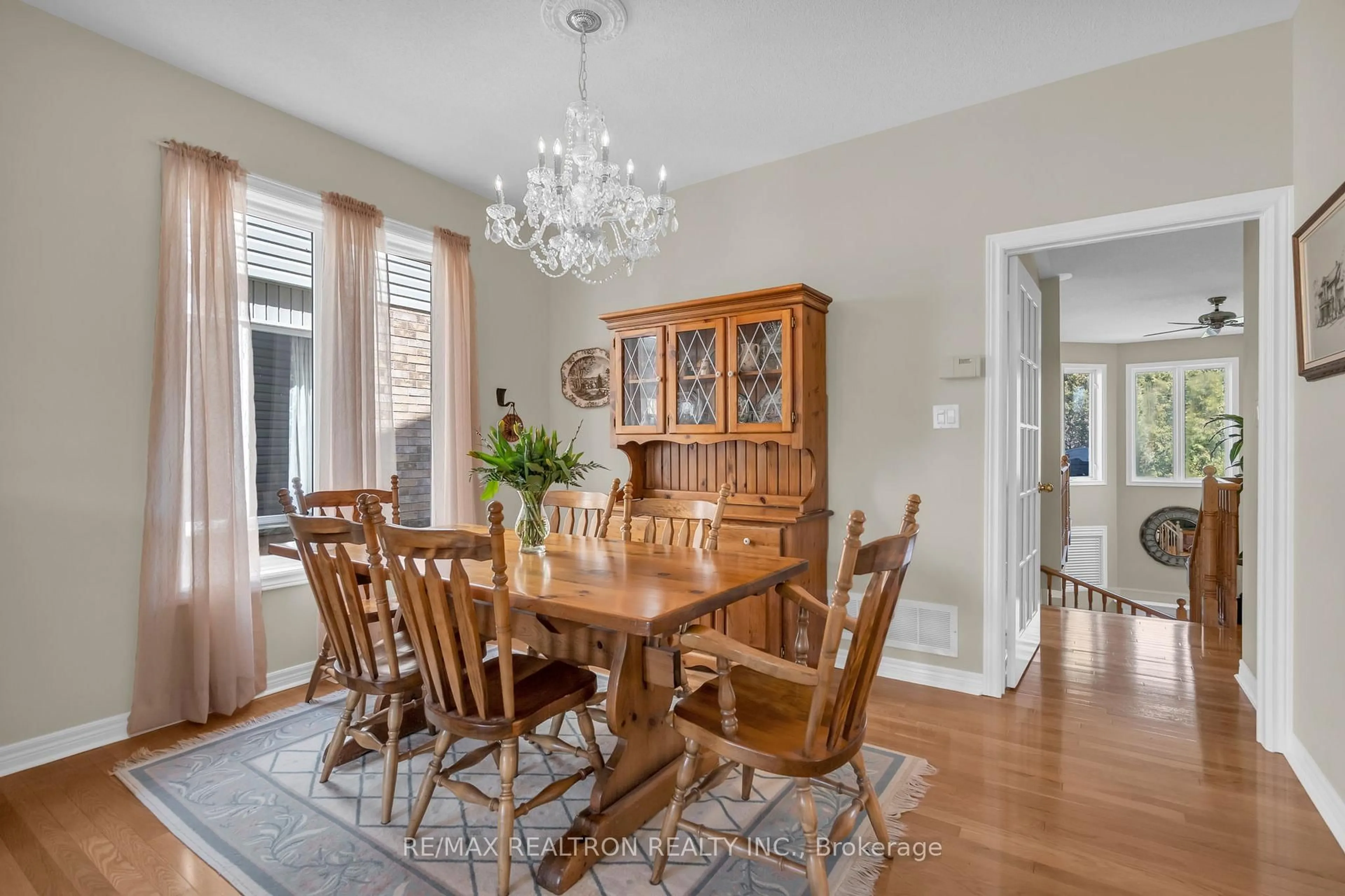 Dining room, wood/laminate floor for 17 Marchant Circ, King Ontario L0G 1T0