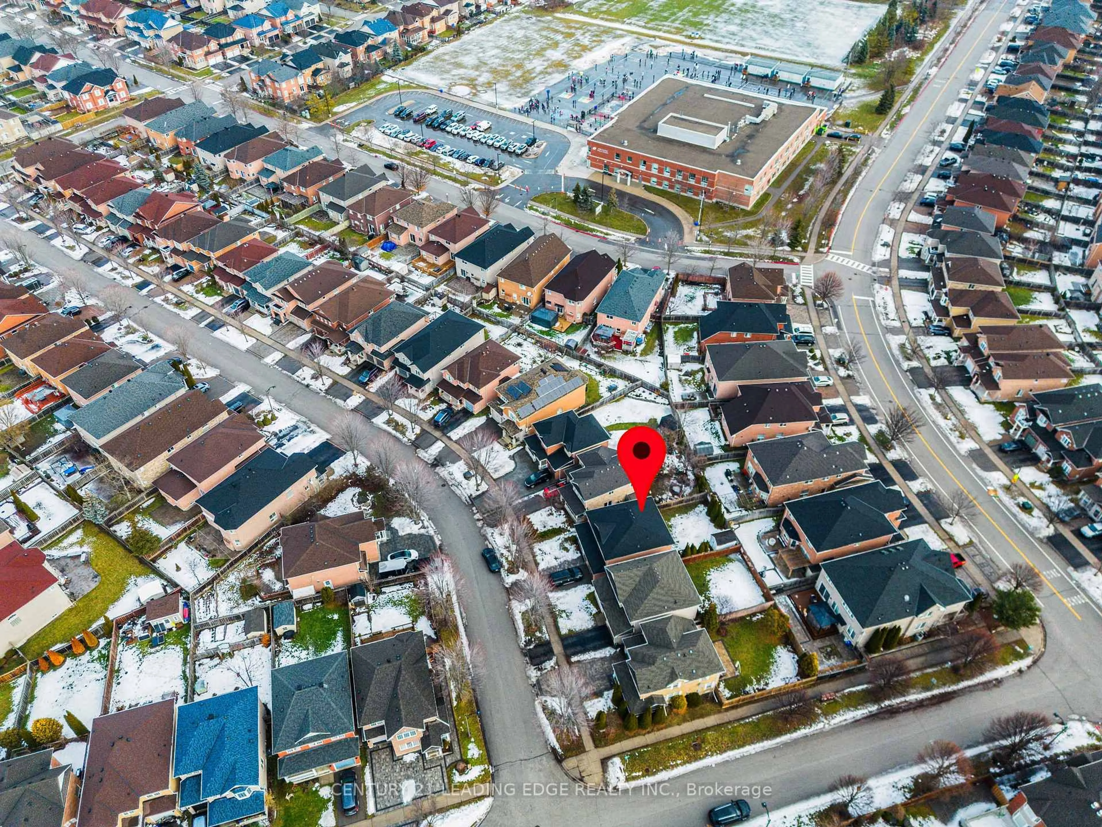 A pic from outside/outdoor area/front of a property/back of a property/a pic from drone, street for 37 Landsdown Cres, Markham Ontario L6E 1M6