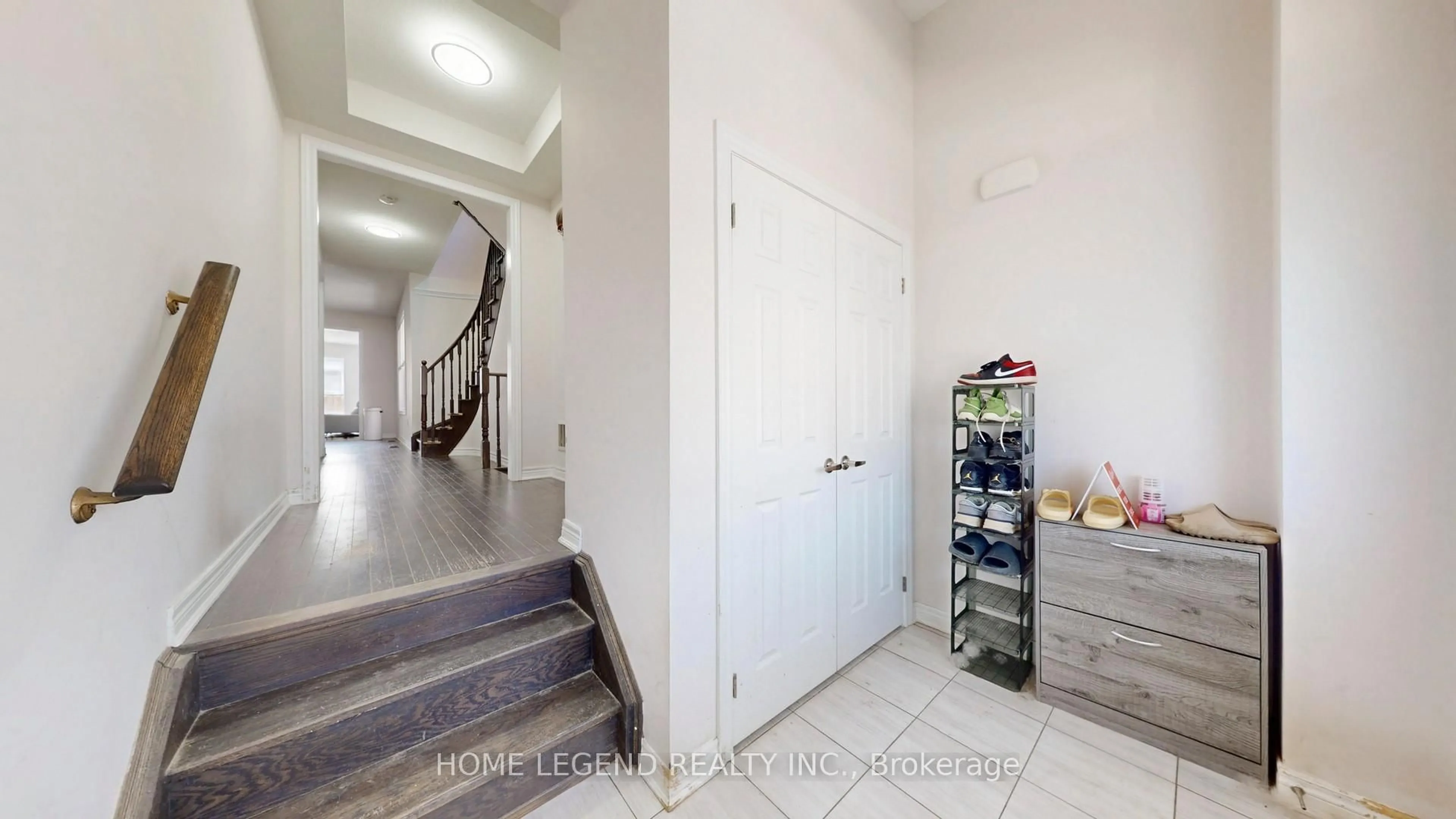 Indoor entryway for 13 Titan Tr, Markham Ontario L3S 0E2