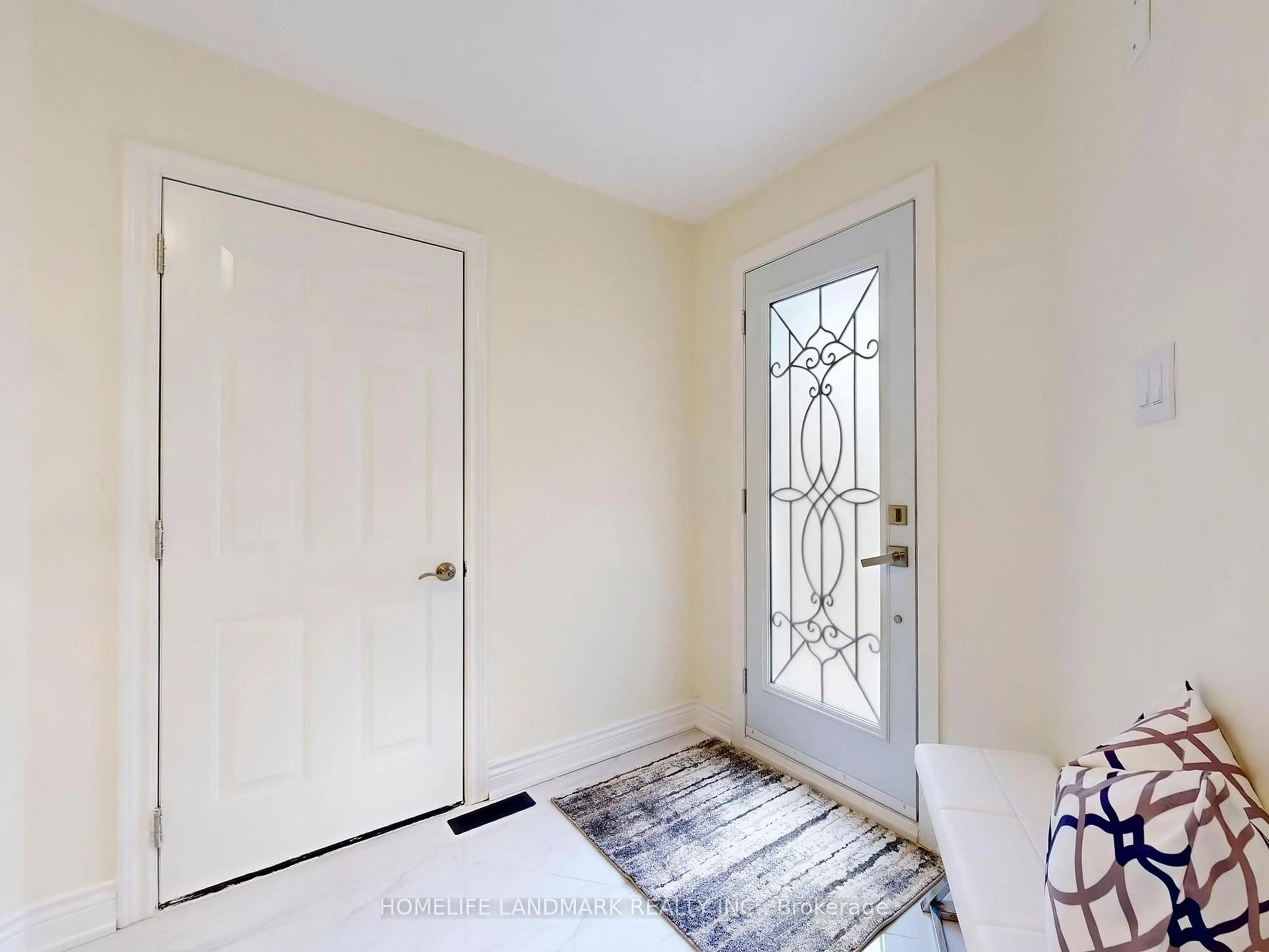 Indoor entryway for 27 Penny Cres, Markham Ontario L3P 5Y2