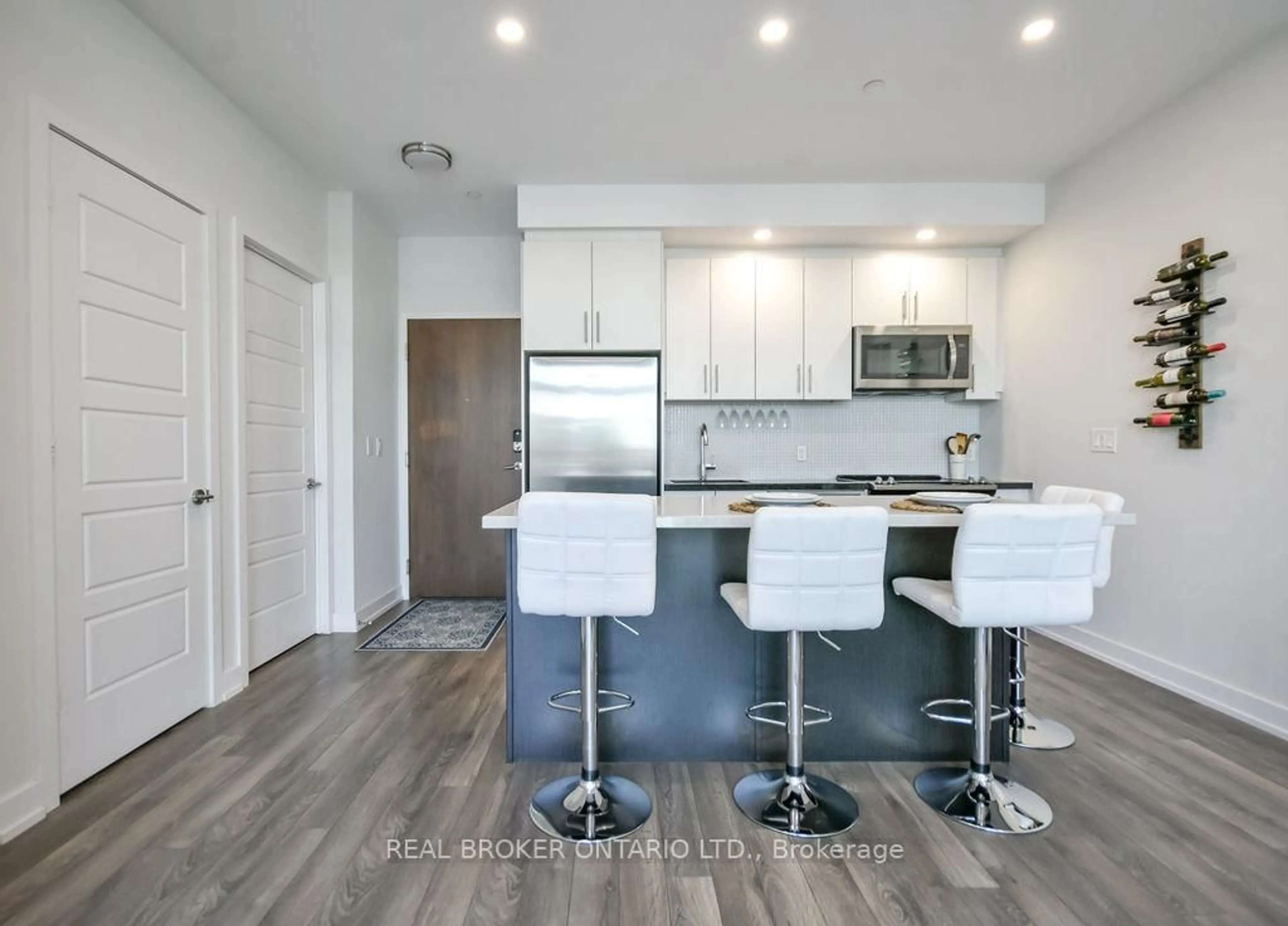 Open concept kitchen, wood/laminate floor for 333 Sea Ray Ave, Innisfil Ontario L9S 0M3